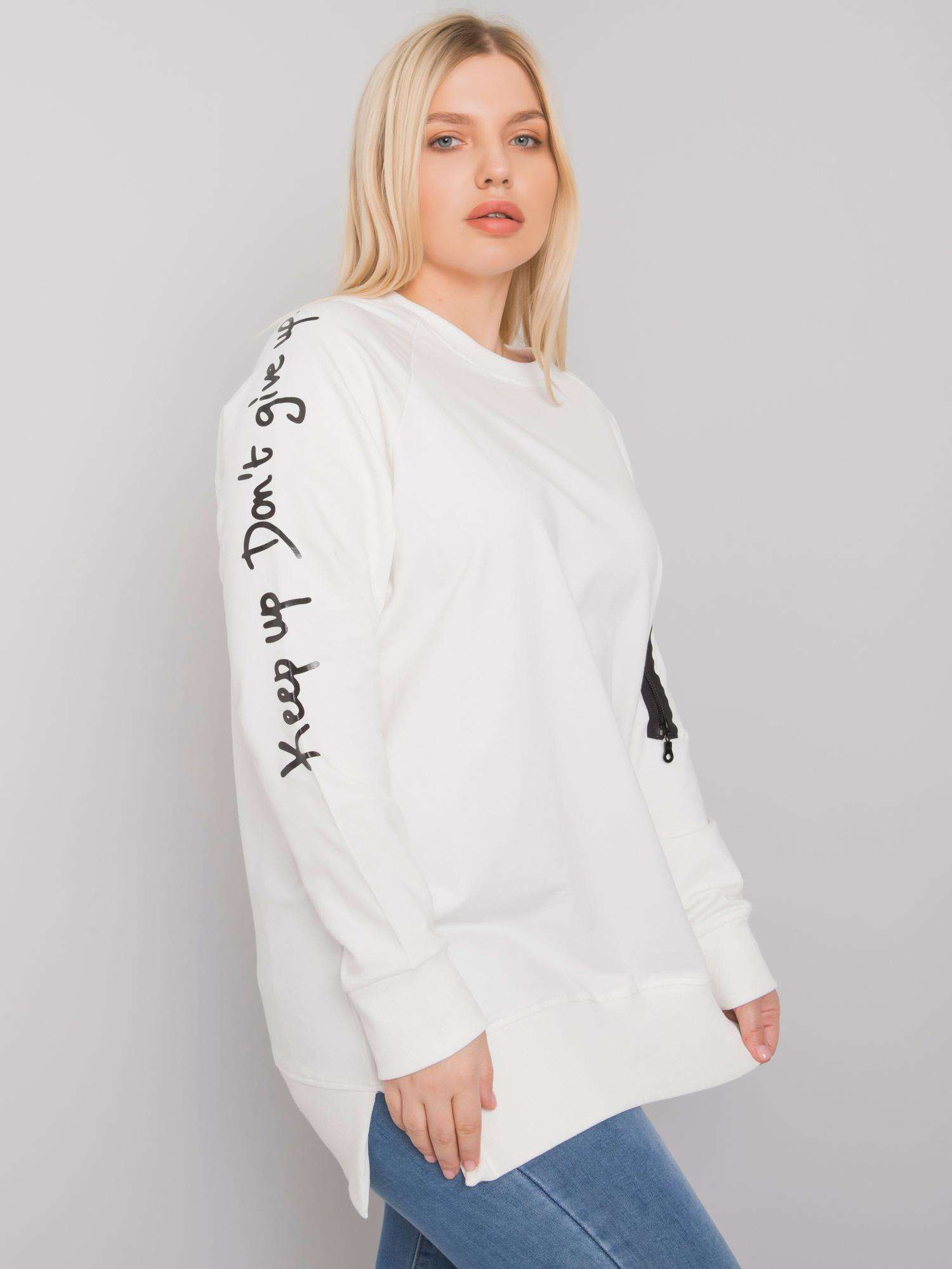 Smotanová mikina s nápismi na rukávoch RV-TU-7158.76P-ecru Veľkosť: ONE SIZE