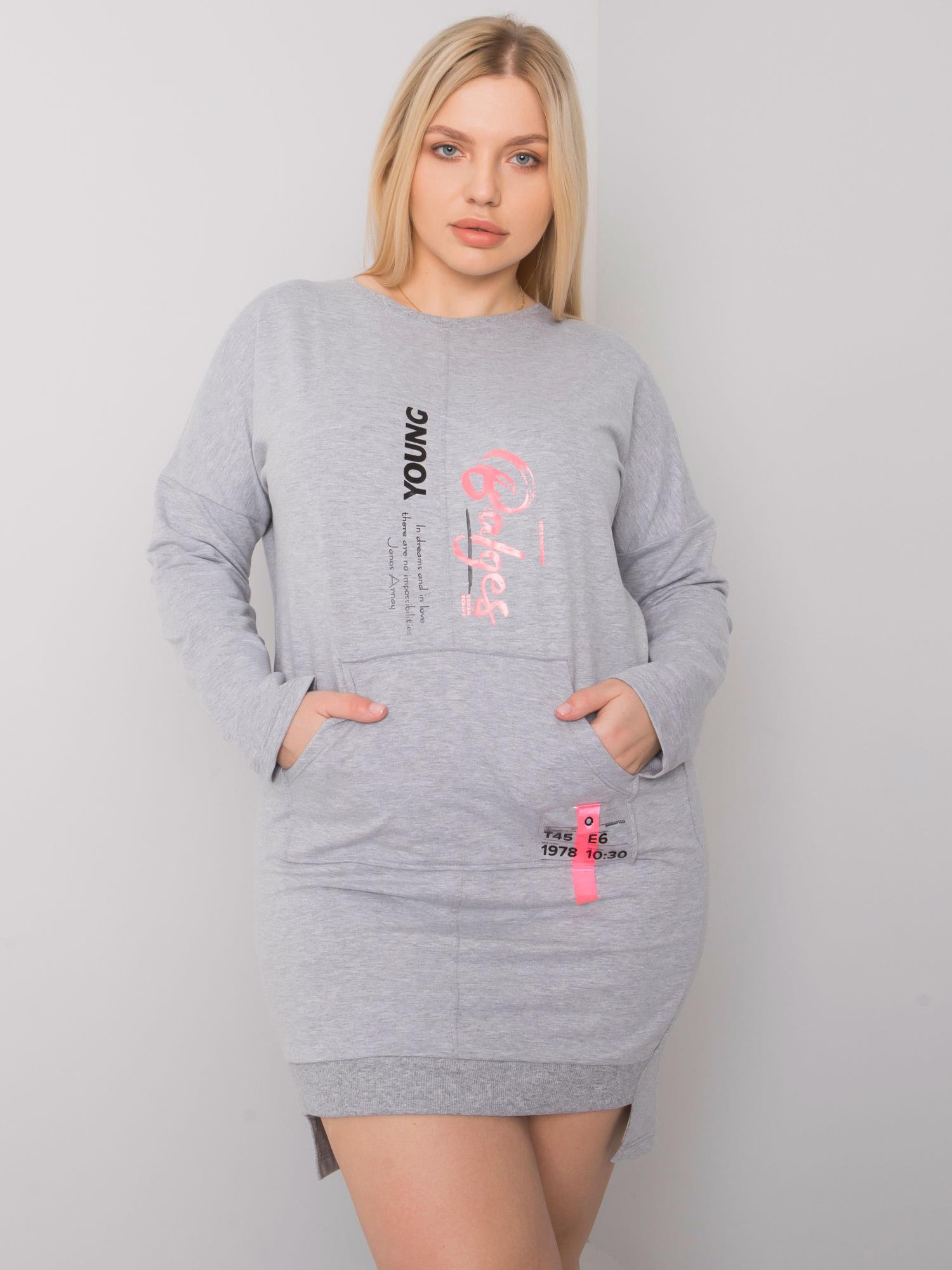 ŠEDÉ ŠATY S NÁPISOM YOUNG A POTLAČOU RV-SK-7178.44-GREY Veľkosť: ONE SIZE