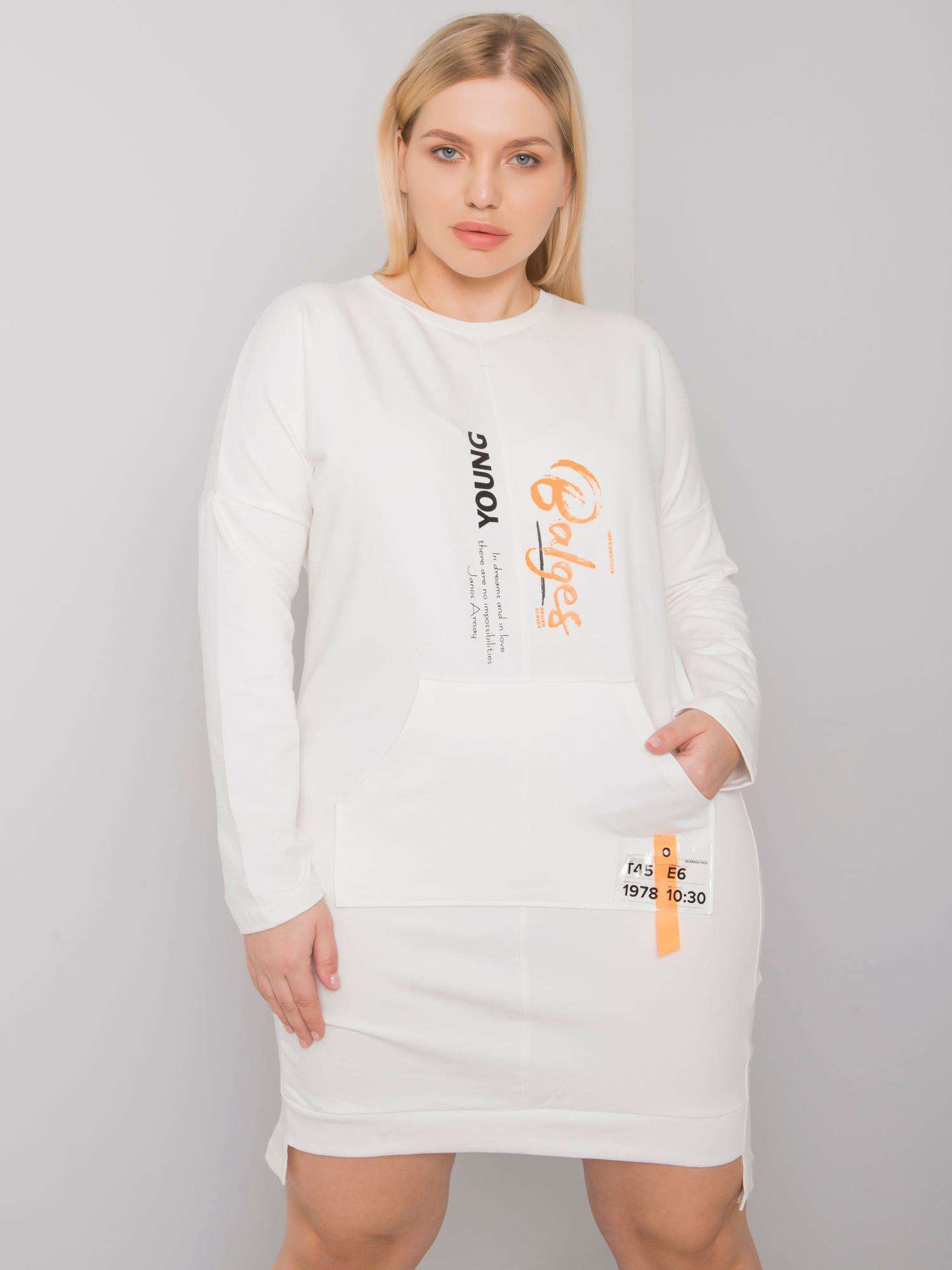 Smotanové šaty s nápisom Young a potlačou RV-SK-7178.44-ecru Veľkosť: ONE SIZE