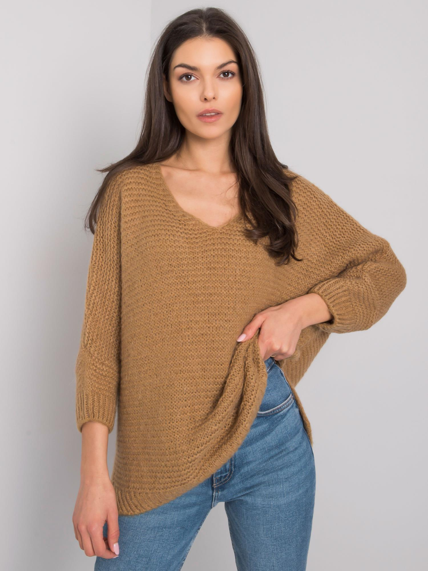 Hnedý dámsky sveter s výstrihom TW-SW-BI-J1001.06-camel Veľkosť: ONE SIZE