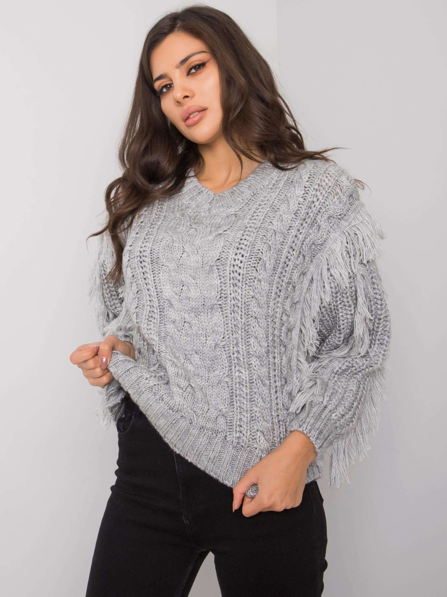 Šedý sveter so strapcami a vrkôčikovým vzorom CA-SW-3746.06-grey Veľkosť: ONE SIZE