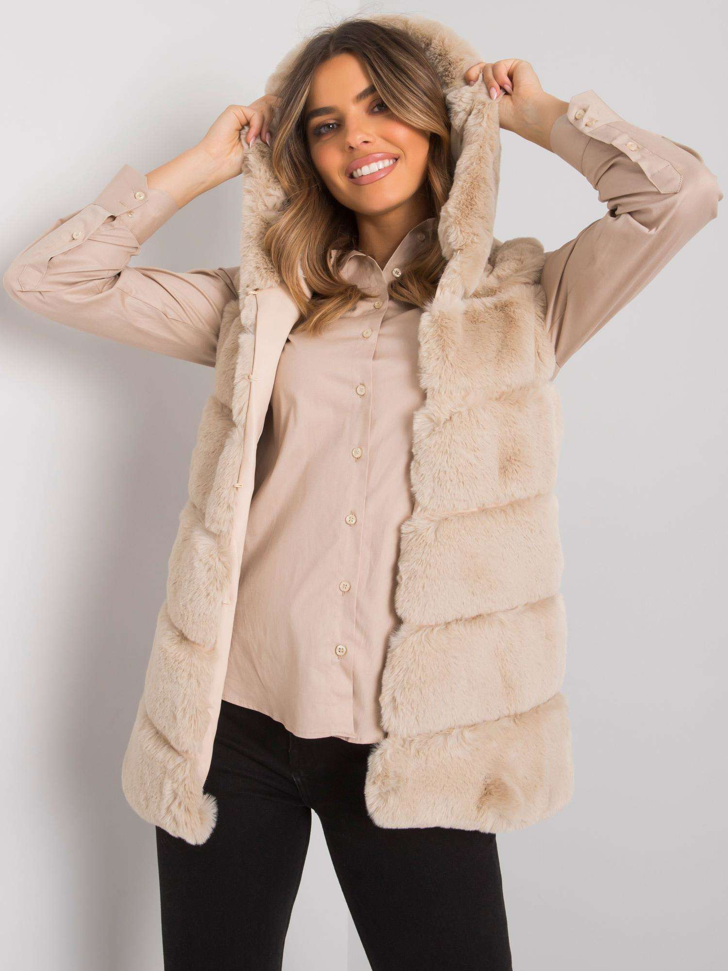 Béžová kožušinová vesta s kapucňou -TW-KZ-2116.48P-beige Veľkosť: XL