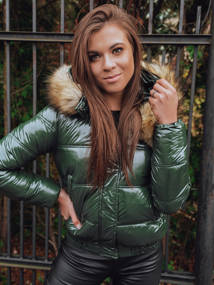 Tmavo zelená dámska krátka lesklá zimná bunda TY2459 Veľkosť: M