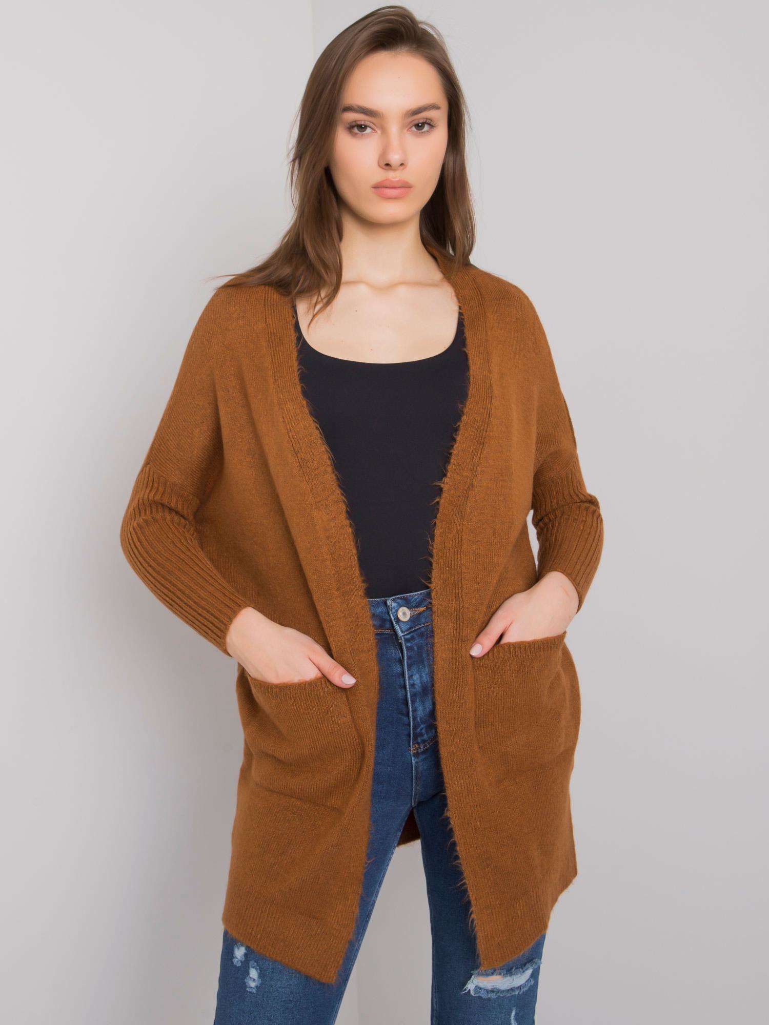 HNEDÝ DÁMSKY PLETENÝ KARDIGAN ASM-SW-7560.96P-BROWN Veľkosť: ONE SIZE