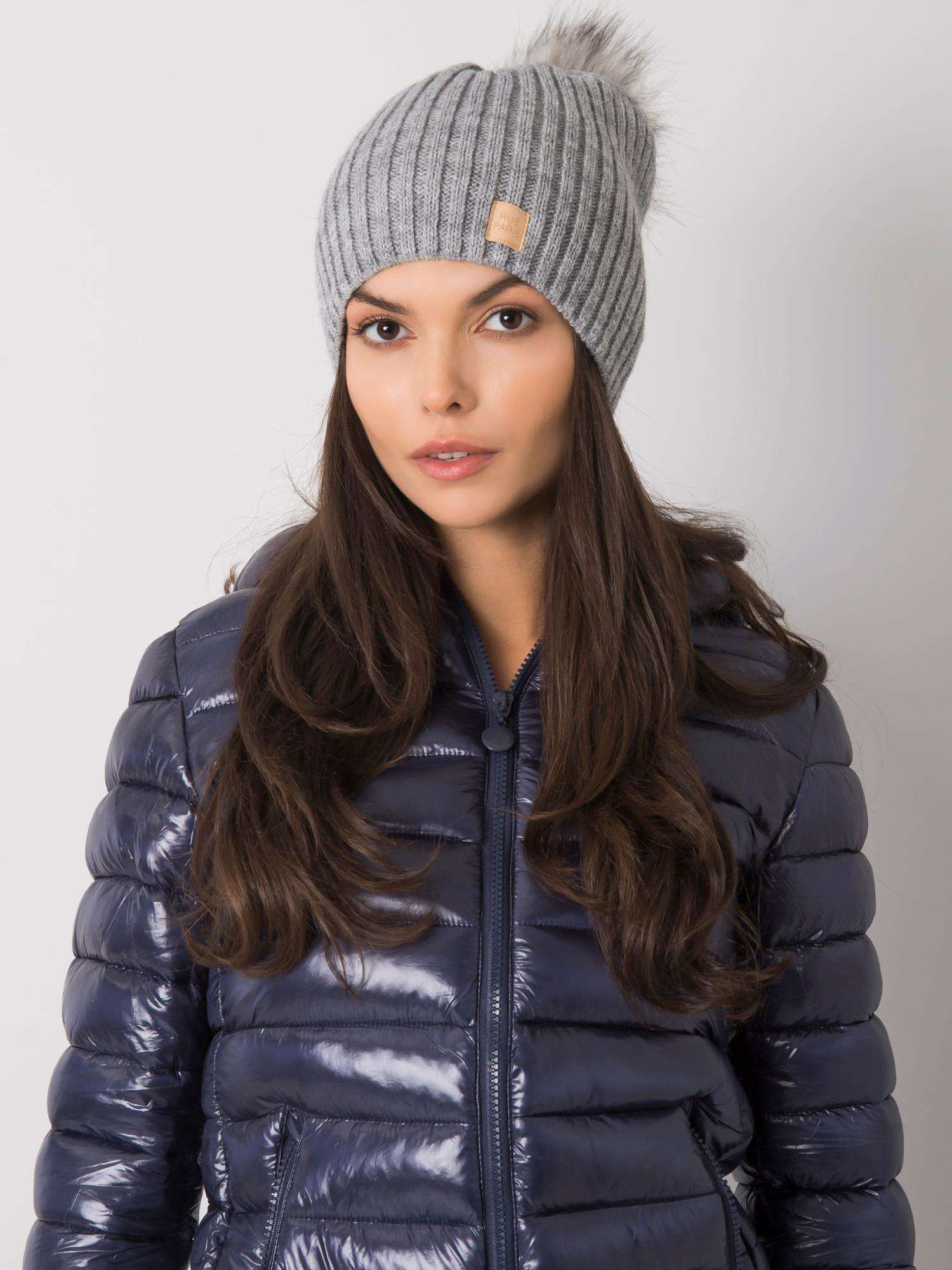 Šedá čiapka s chlpatým brmbolcom -JK-SK-24.30-grey Veľkosť: ONE SIZE