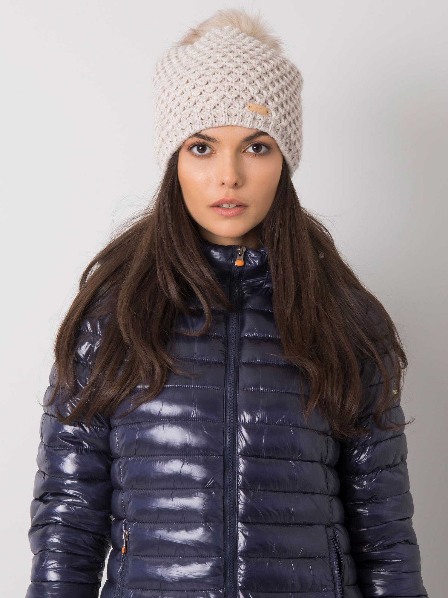 Béžová zimná čiapka s brmbolcom -JK-SK-32.15-beige Veľkosť: ONE SIZE
