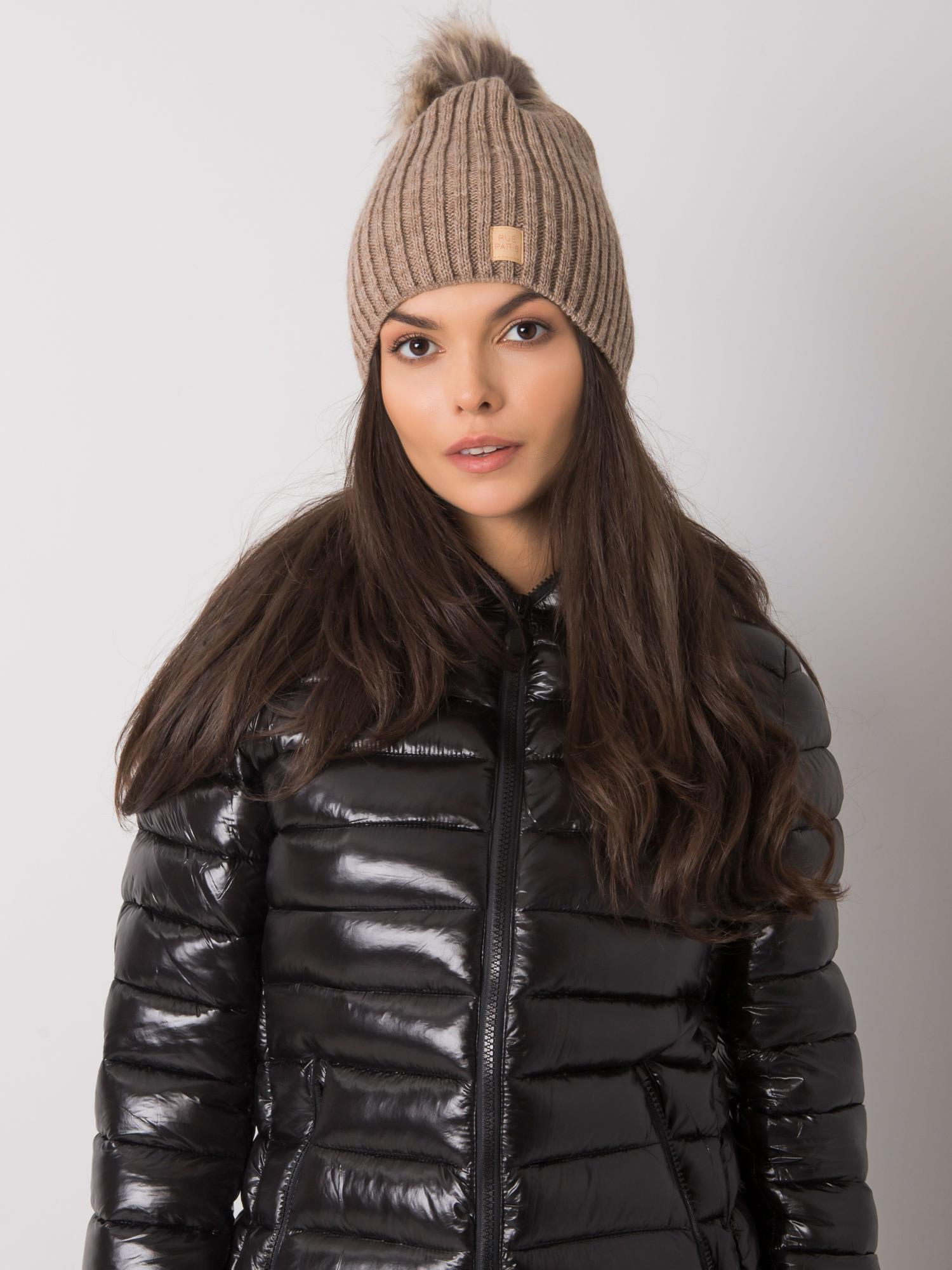 Tmavo béžová čiapka s chlpatým brmbolcom -JK-SK-24.30-dark beige Veľkosť: ONE SIZE
