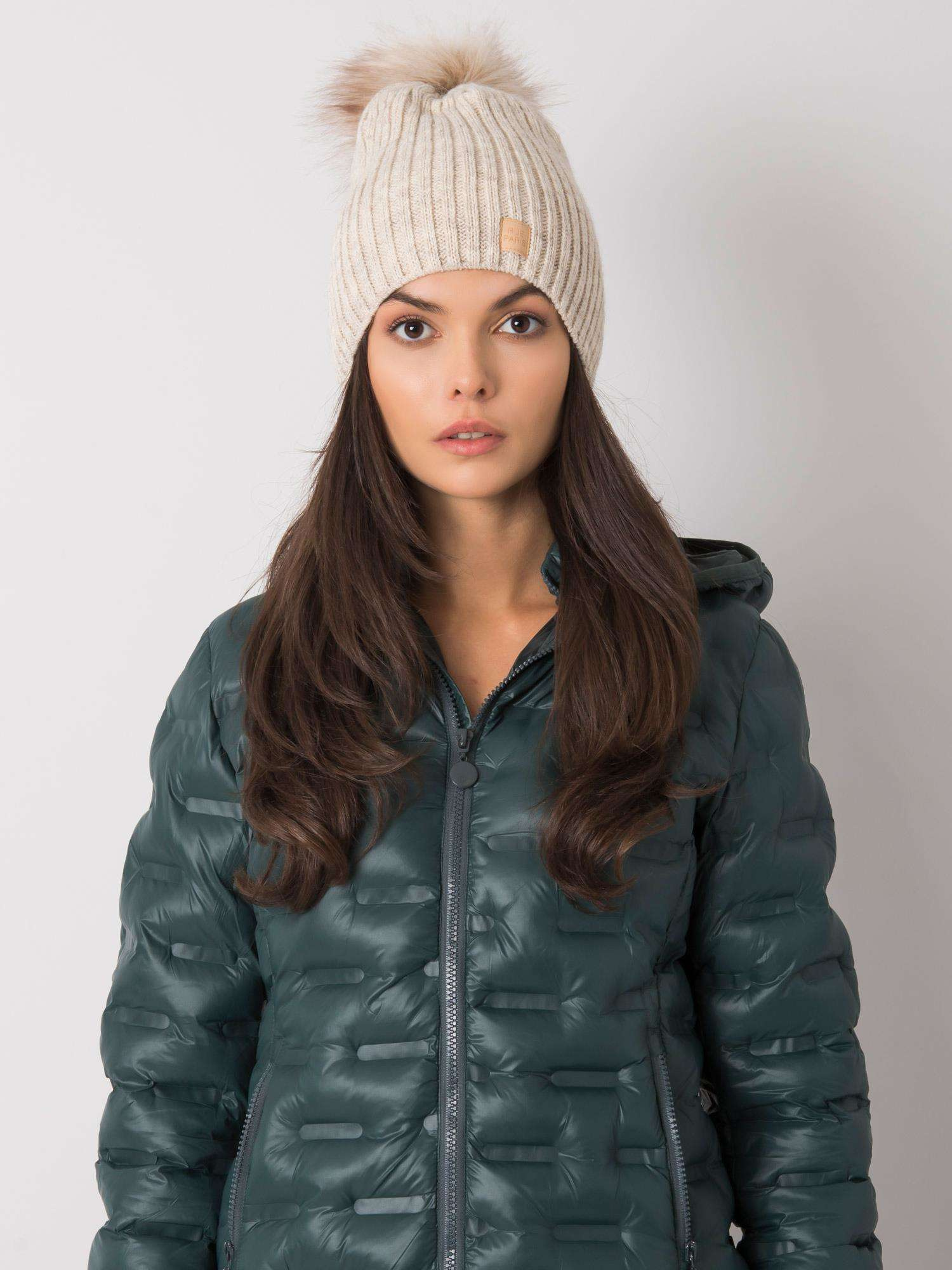 Béžová čiapka s chlpatým brmbolcom -JK-SK-24.30-beige Veľkosť: ONE SIZE