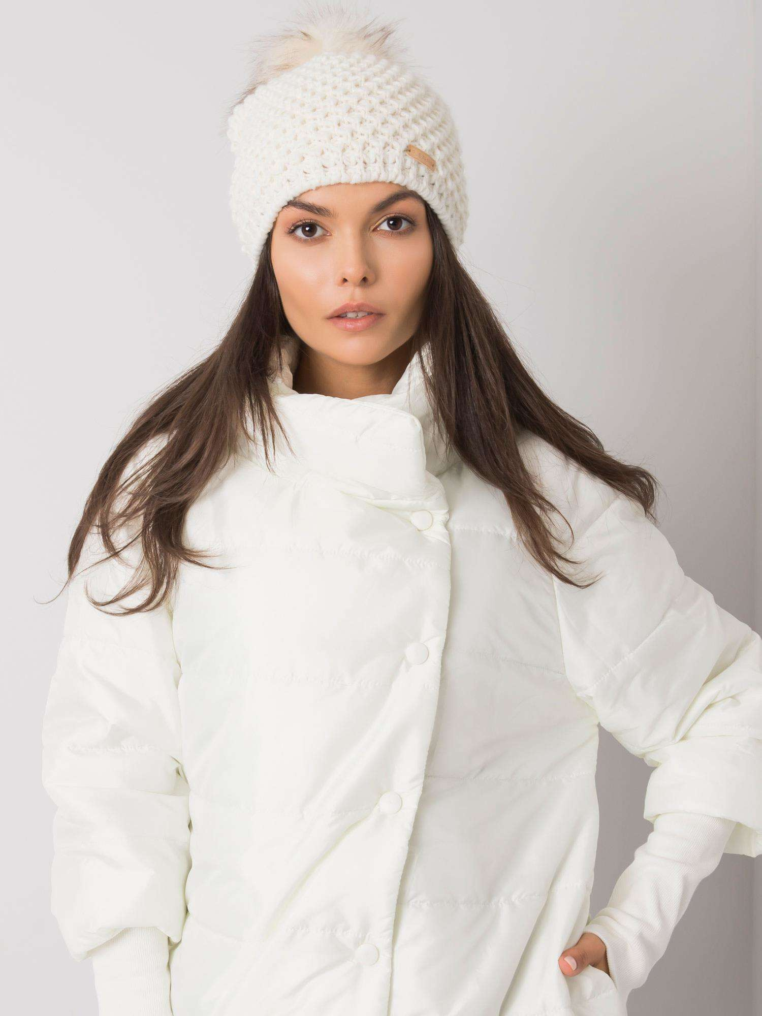 Biela čiapka s brmbolcom -JK-SK-32.15-white Veľkosť: ONE SIZE