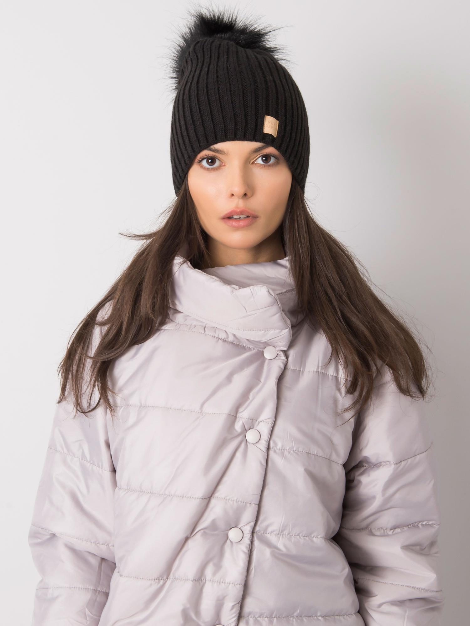 Čierna čiapka s chlpatým brmbolcom -JK-SK-24.30-black Veľkosť: ONE SIZE