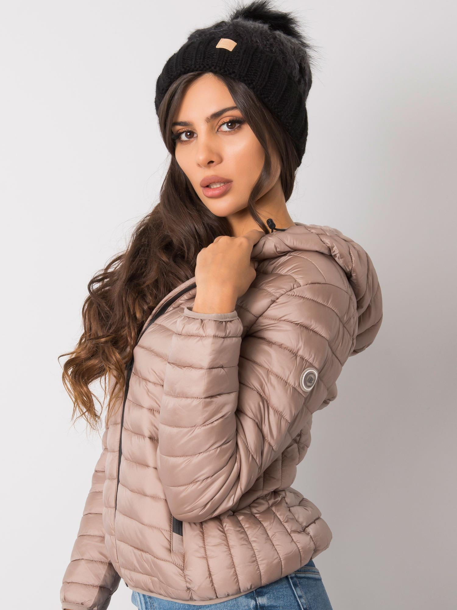 Čierna čiapka s chlpatým brmbolcom -JK-SK-26.23X-black Veľkosť: ONE SIZE