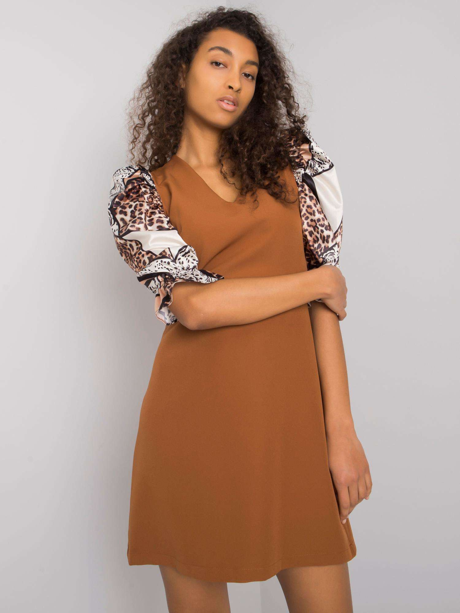 Hnedé mini šaty so vzorovanými rukávmi LC-SK-22K-3018.45P-brown Veľkosť: S