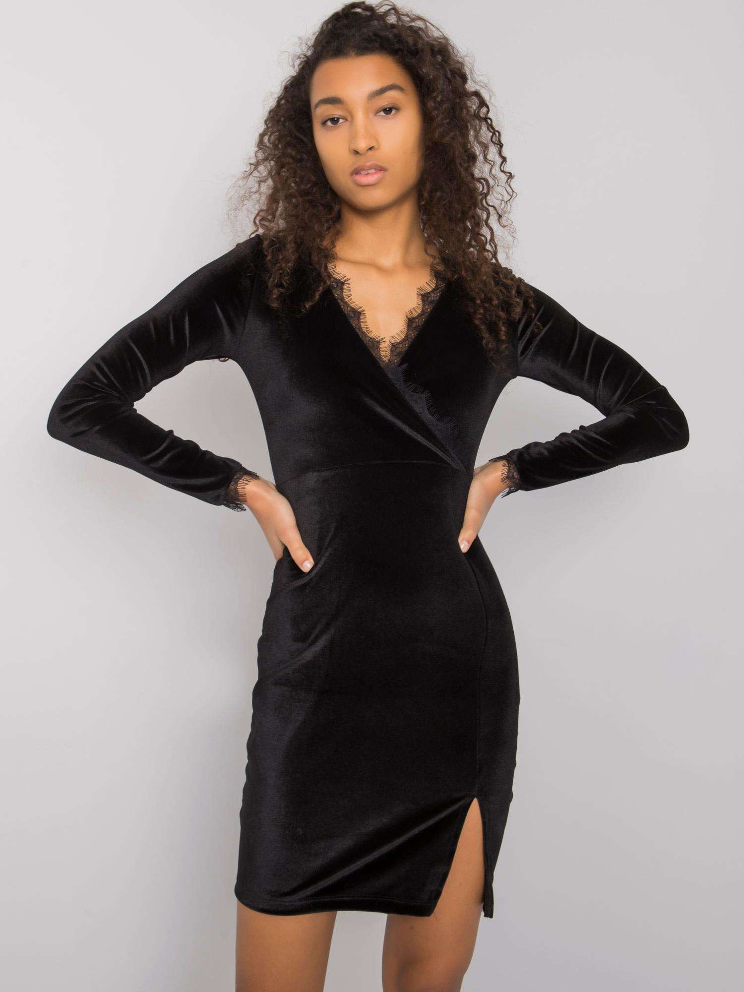 Čierne priliehavé mini šaty s rozpárkom RV-SK-7343.29X-black Veľkosť: L