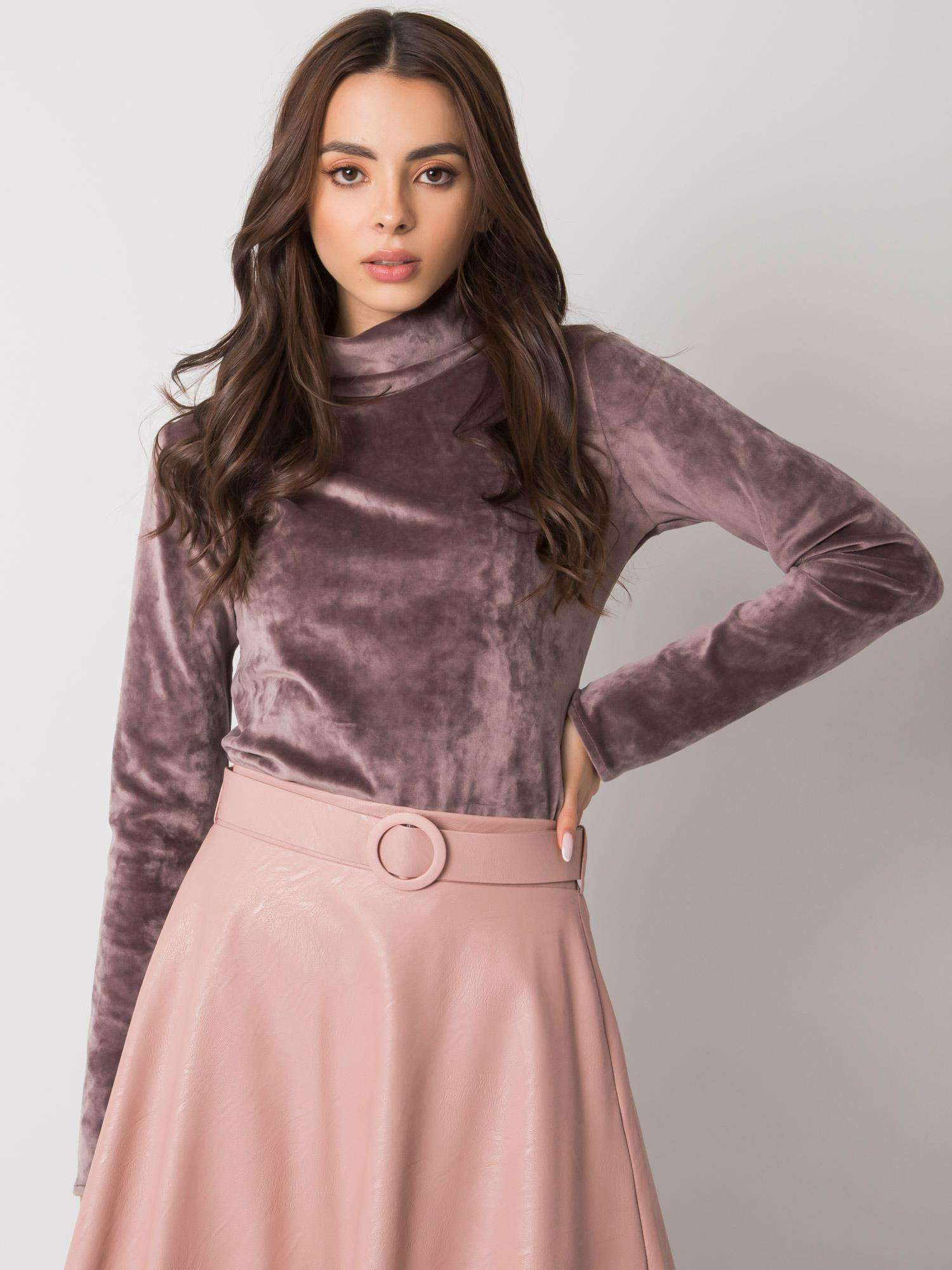 Hnedé dámske zamatové tričko s rolákom LK-BZ-508410.07P-beige Veľkosť: M/L