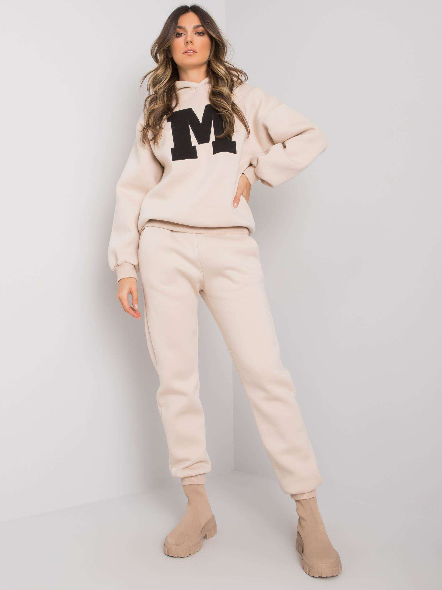 Béžová dámska tepláková súprava s písmenom EM-KMPL-668.72-beige Veľkosť: S/M