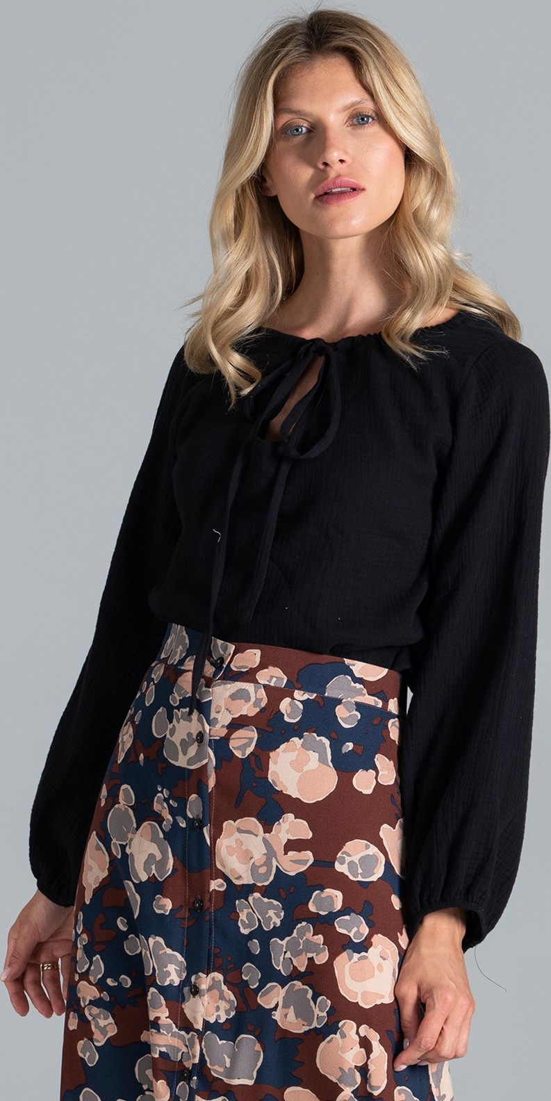 Čierna blúza s výstrihom na zaväzovanie M818 Black Veľkosť: S/M