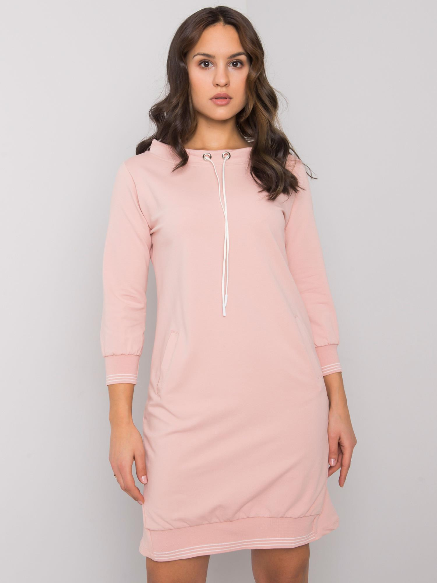Púdrové mikinové šaty Sinead s výstrihom na šnúrku RV-SK-7355.93-powder pink Veľkosť: S/M