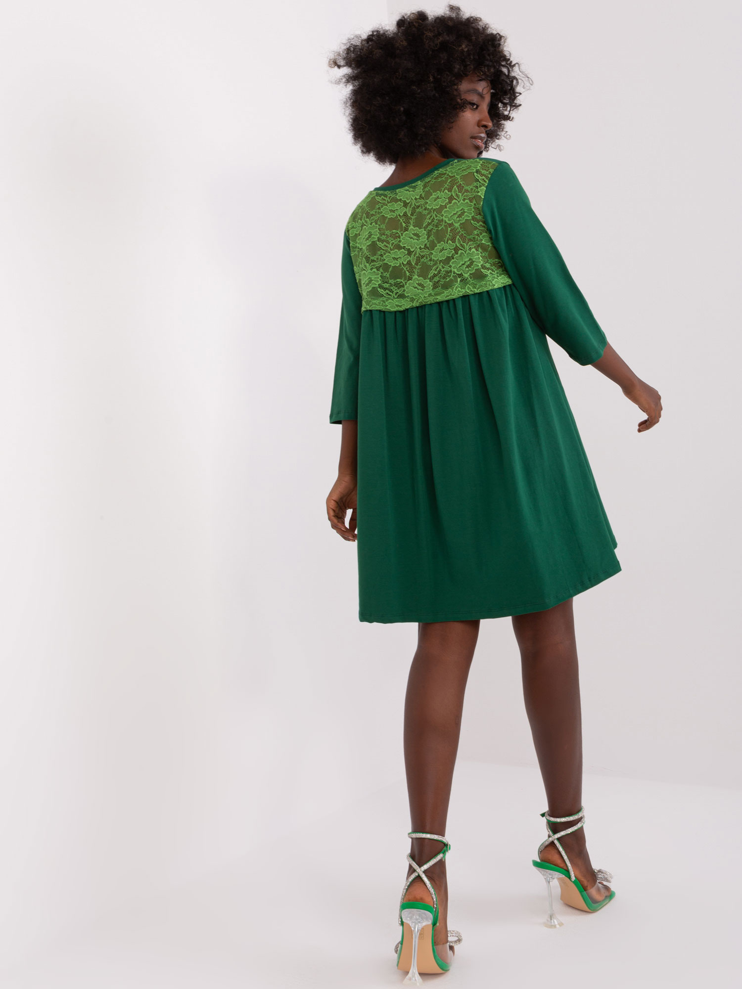 Zelené mini šaty Jamelia s čipkou na chrbte RV-SK-7321.70-green Veľkosť: S/M