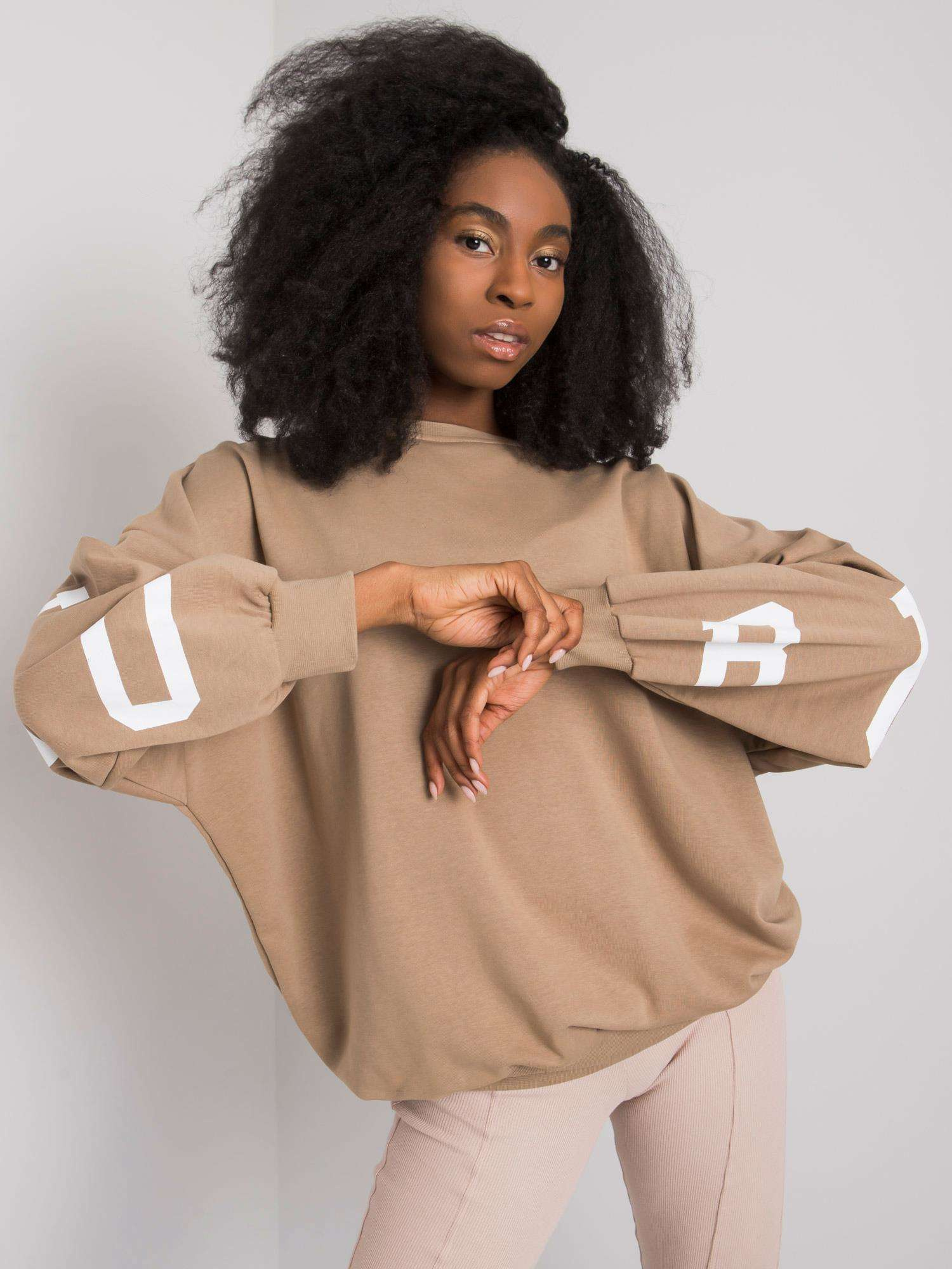 Béžová voľná mikina Brook s nápismi na rukávoch a chrbte EM-BL-710.14-beige Veľkosť: L/XL