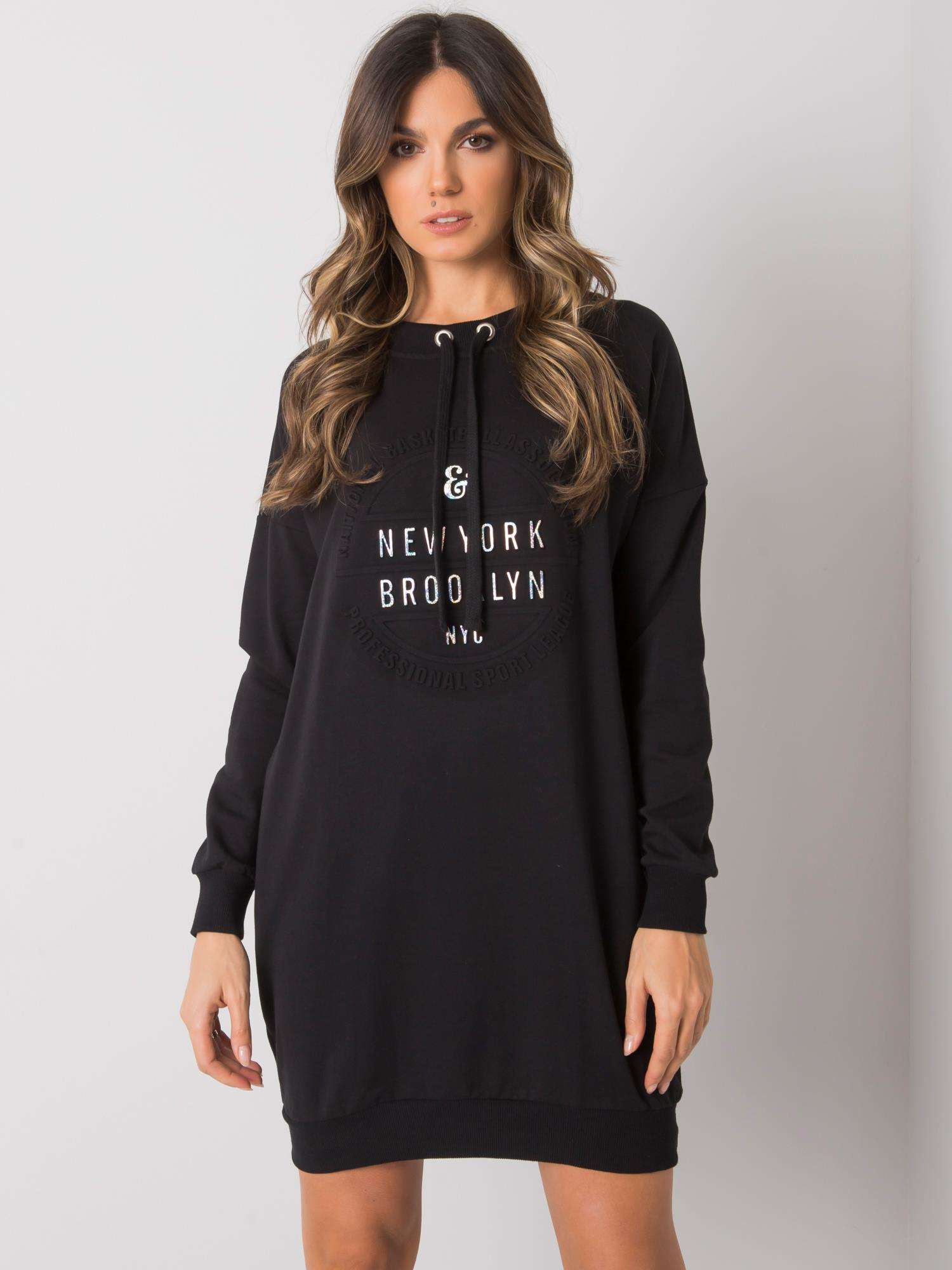 Čierne dámske mikinové šaty s nápisom RV-SK-7318.88-black Veľkosť: S/M