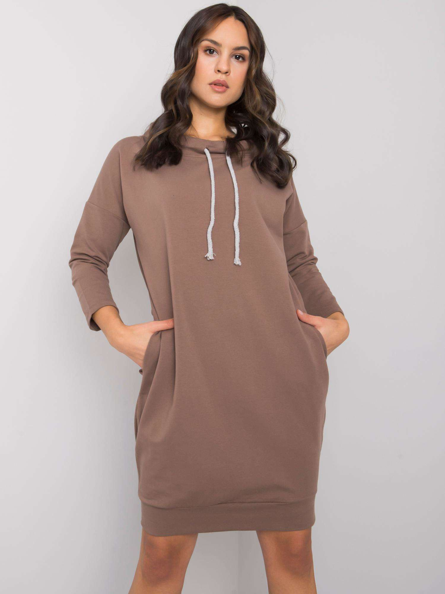 Svetlo hnedé dámske mikinové šaty s vreckami RV-SK-4597-1.97-brown Veľkosť: S/M