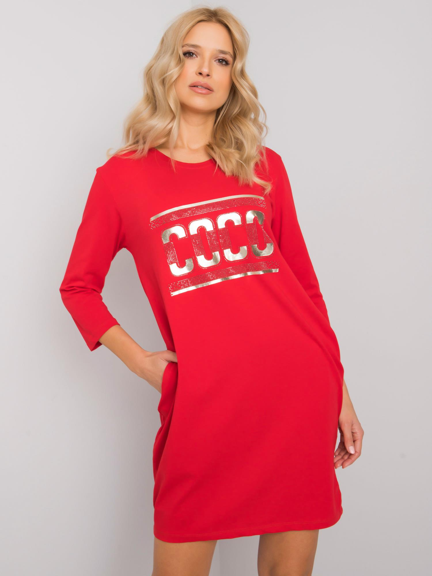 Červené šaty Marseille s trblietavým nápisom COCO RV-SK-6894.44P-red Veľkosť: S/M
