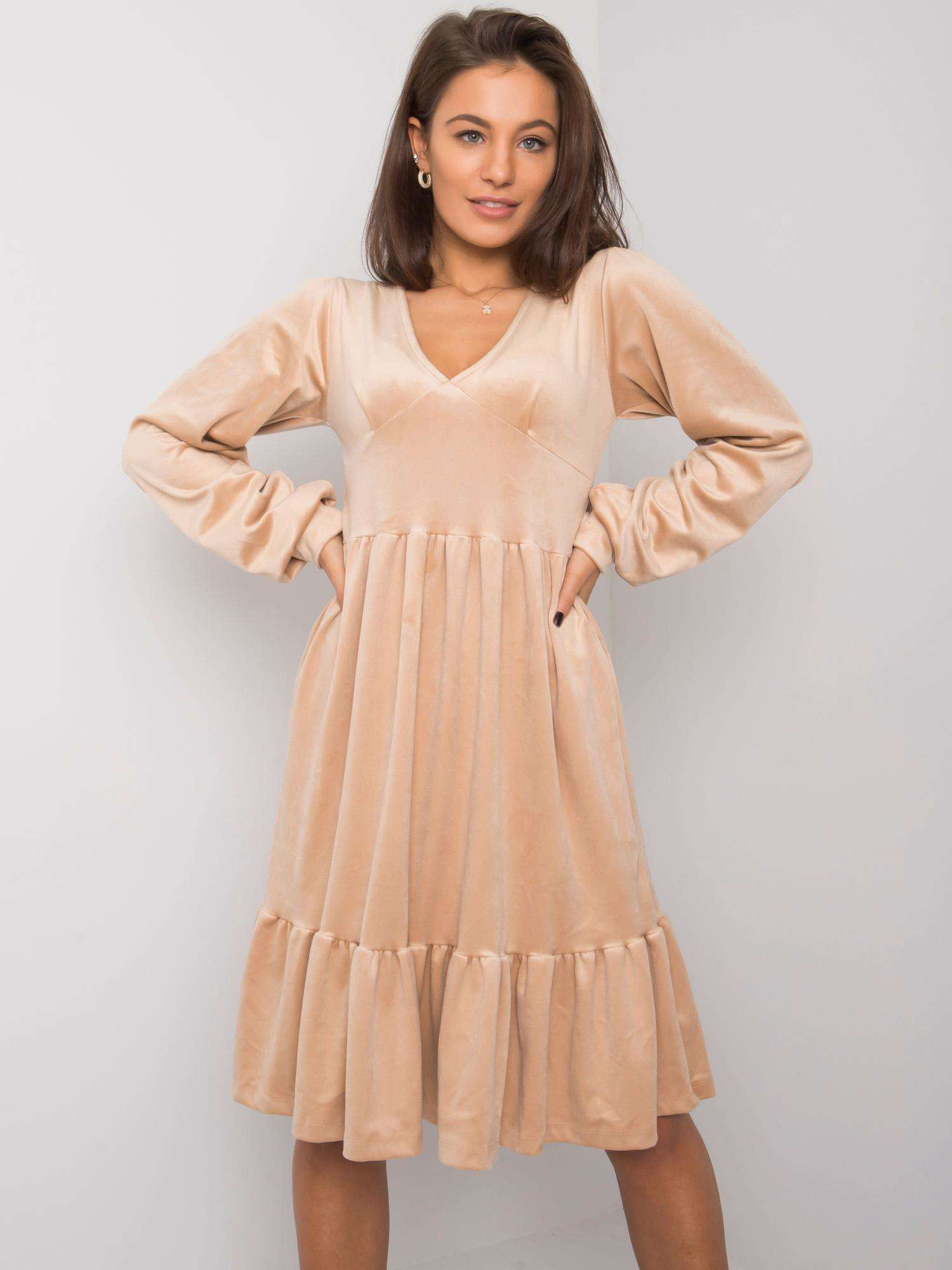 Béžové dámske šaty s riasením FA-SK-7530.84P-beige Veľkosť: ONE SIZE