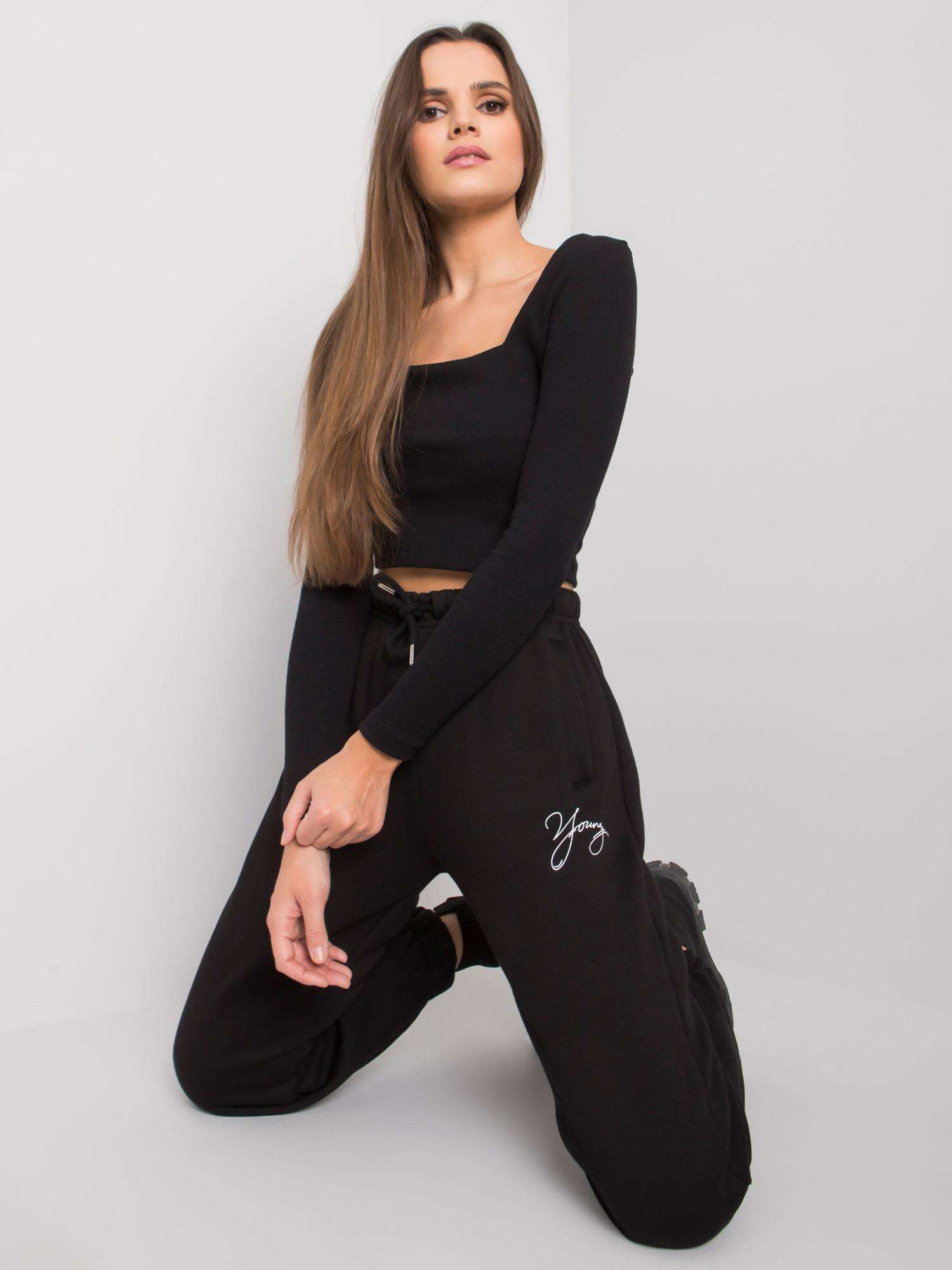 Čierne tepláky Lily s nápisom "Young" RV-DR-7275.24P-black Veľkosť: S/M