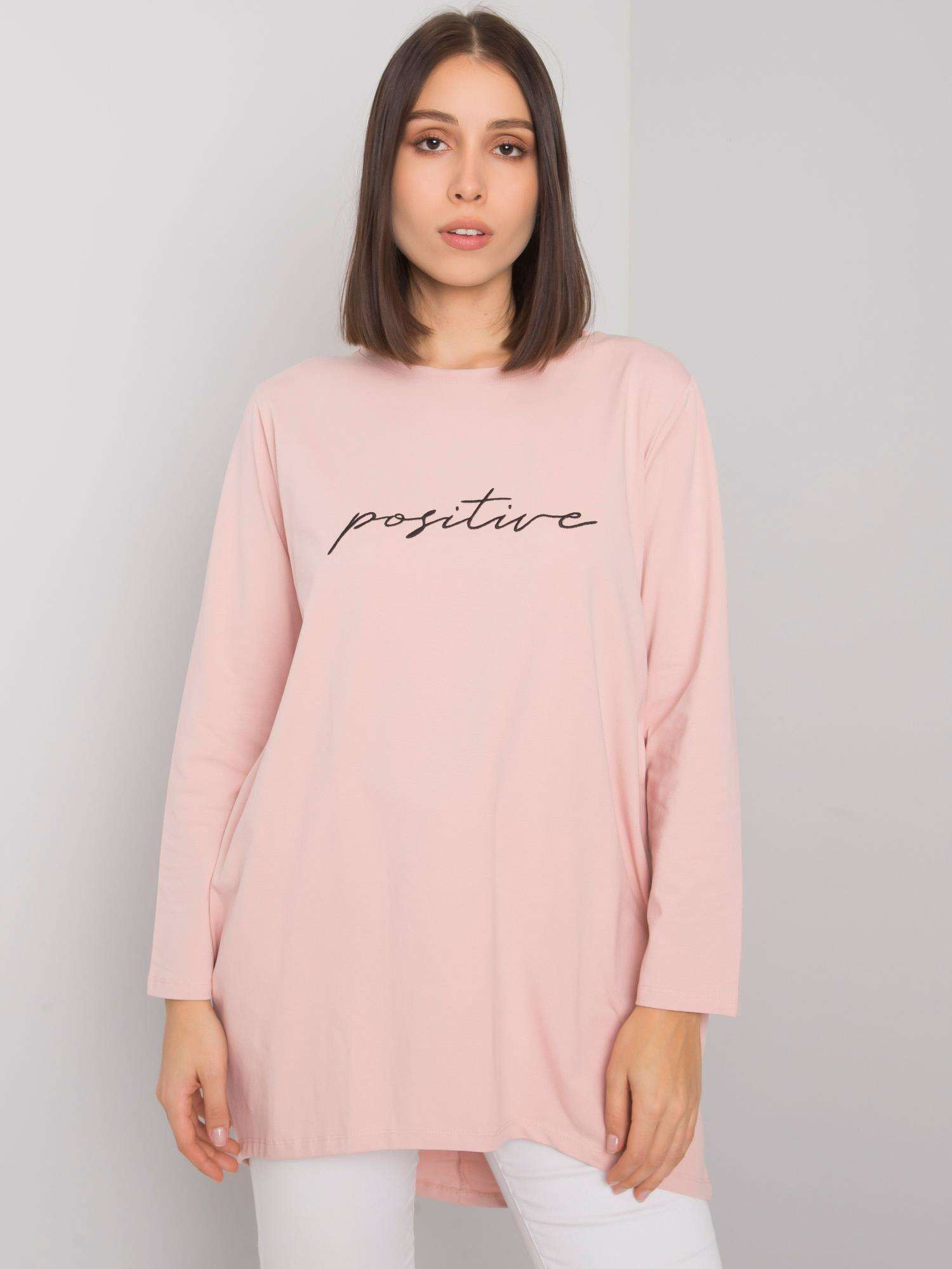 Svetloružová tunika Kaylah s nápisom "positive" -RV-TU-7254.74P-light pink Veľkosť: ONE SIZE