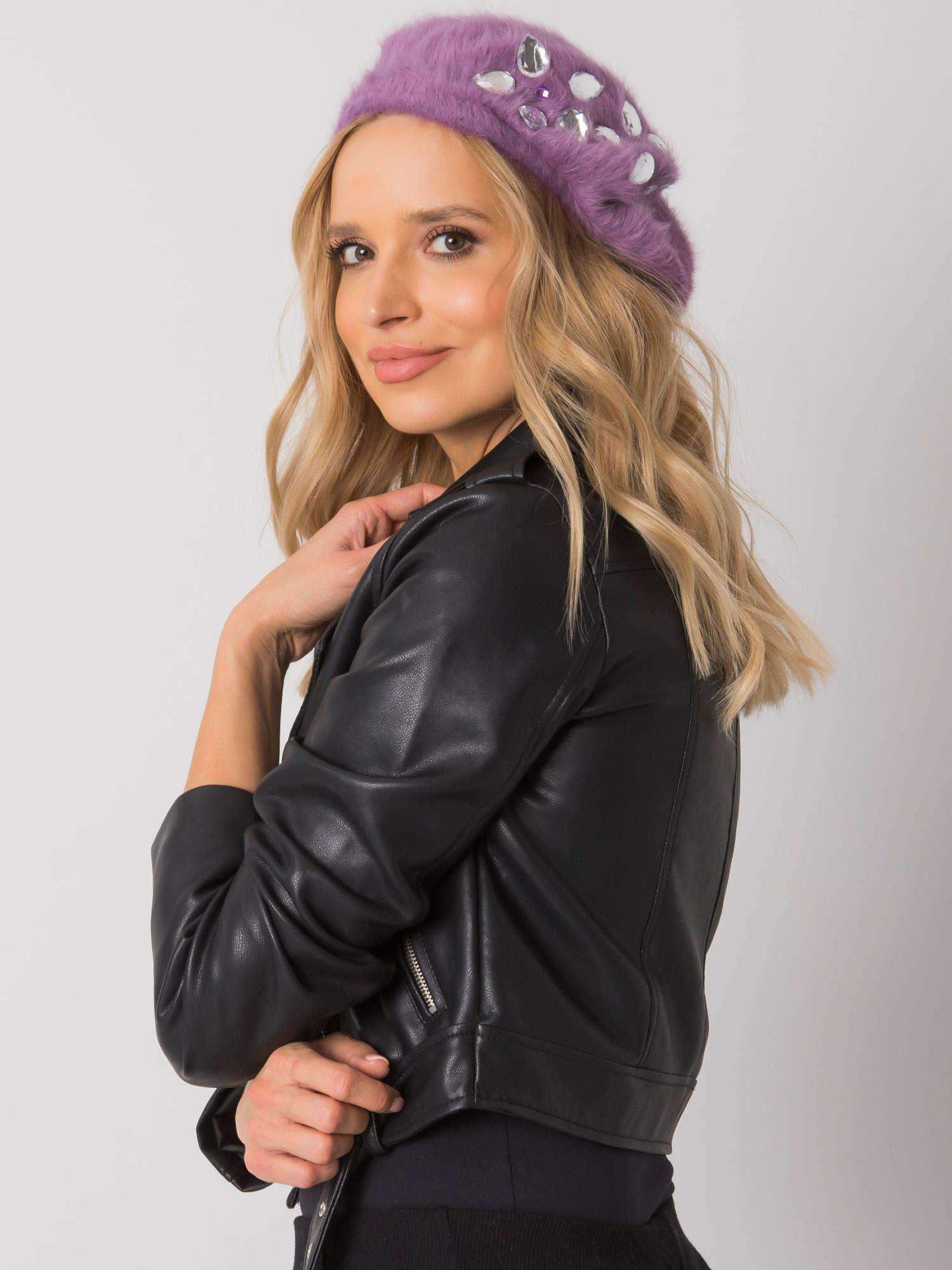 Orgovánový kožušinový baret s kamienkami AT-CZ-BF38834-1-lilac Veľkosť: ONE SIZE