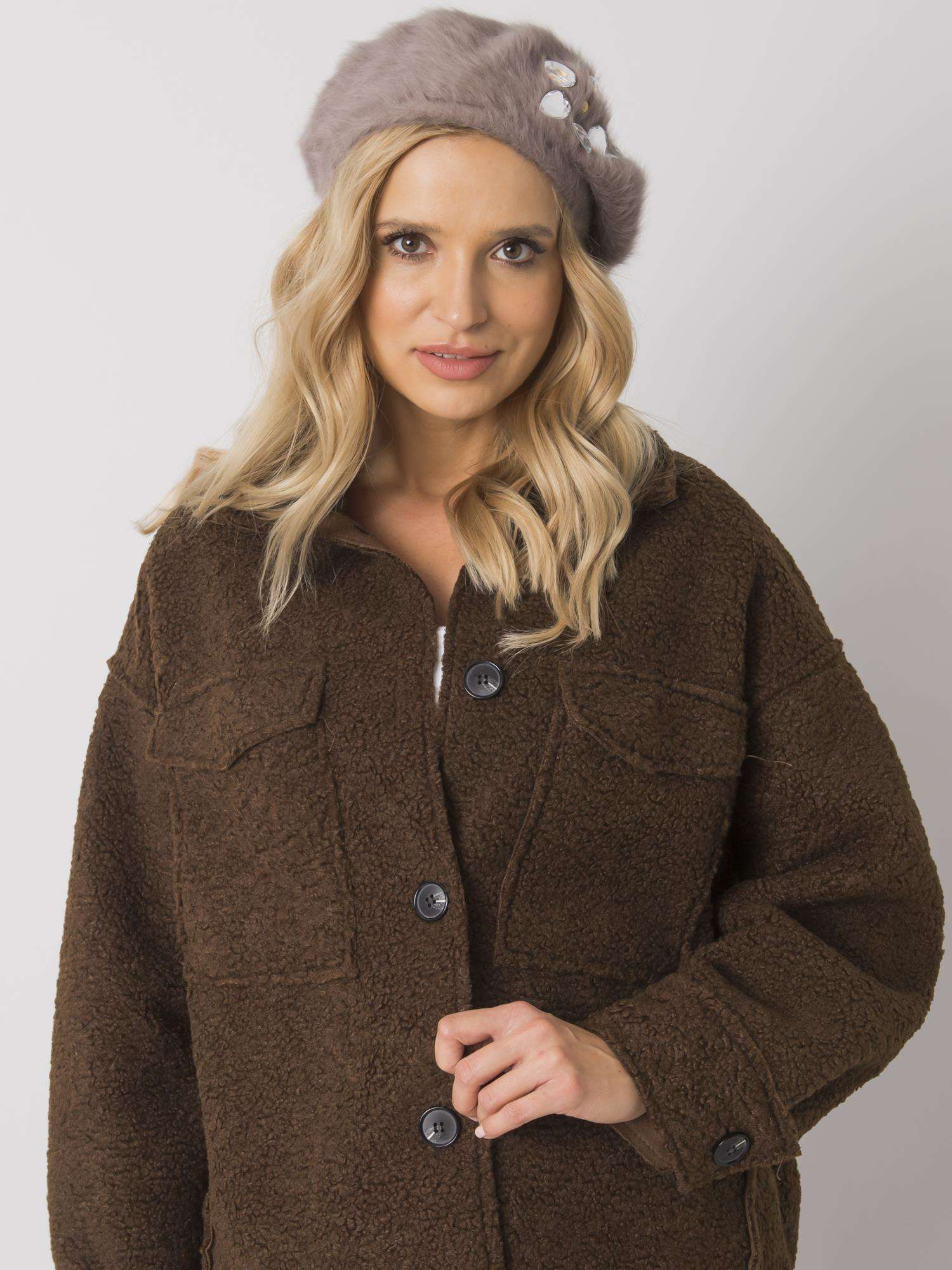 Tmavobéžový kožušinový baret s kamienkami AT-SK-BF38834-1-dark beige Veľkosť: ONE SIZE