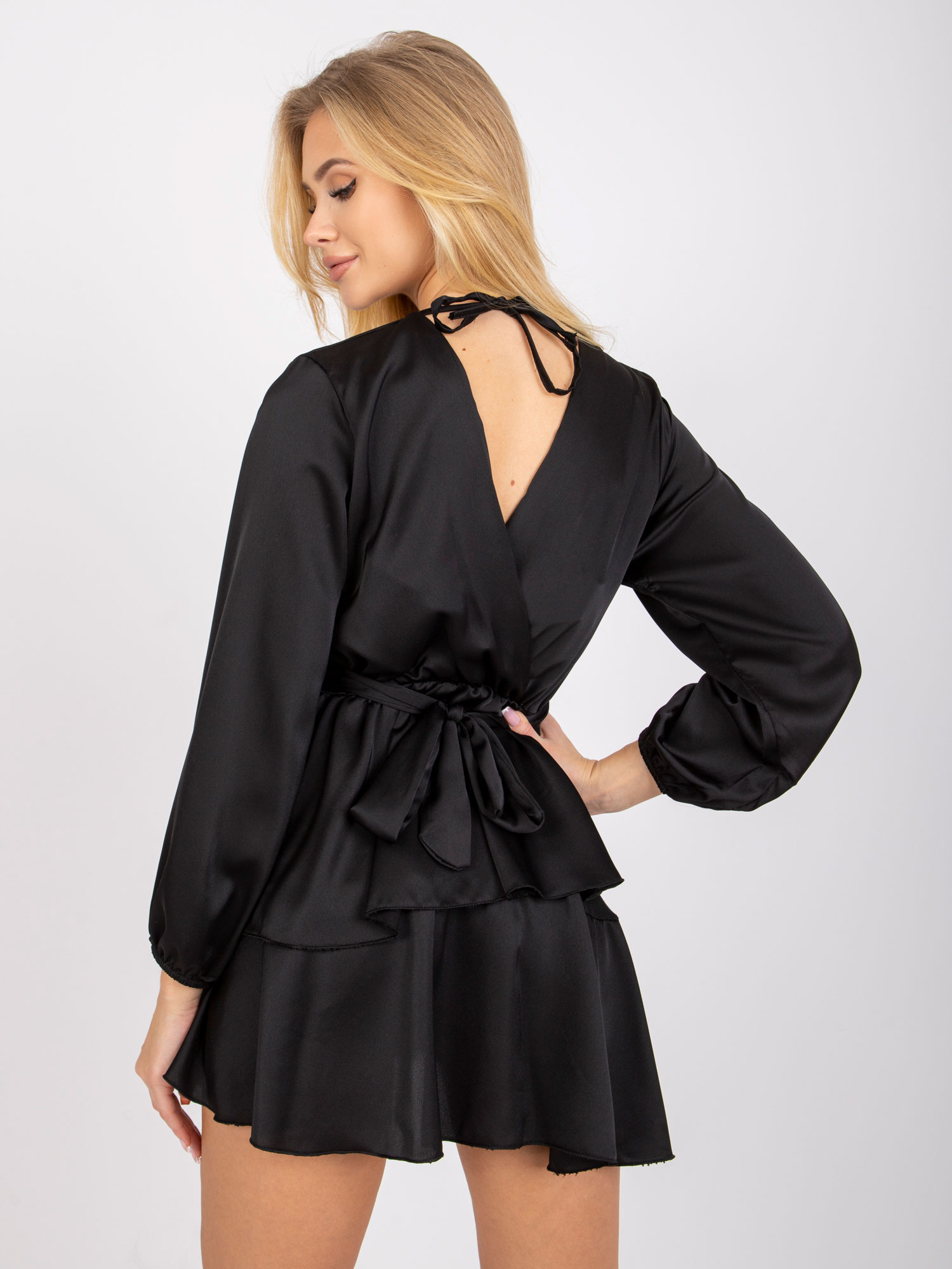 Čierne šaty Rimini s dlhým rukávom a volánmi -DHJ-SK-15178.45P-black Veľkosť: ONE SIZE