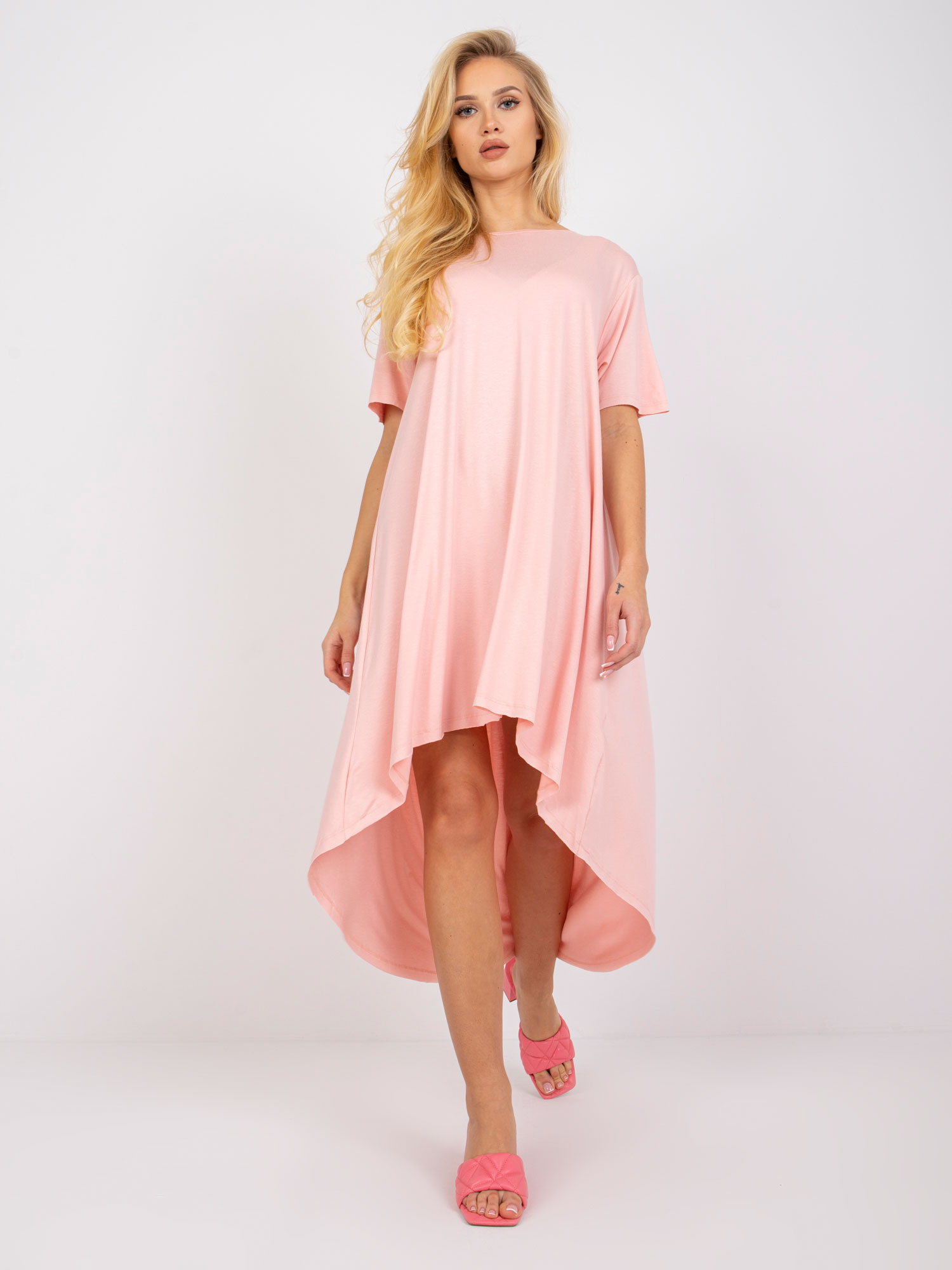 Svetloružové voľné asymetrické šaty Casandra s krátkym rukávom RV-SK-R4889.09-light pink Veľkosť: L/XL