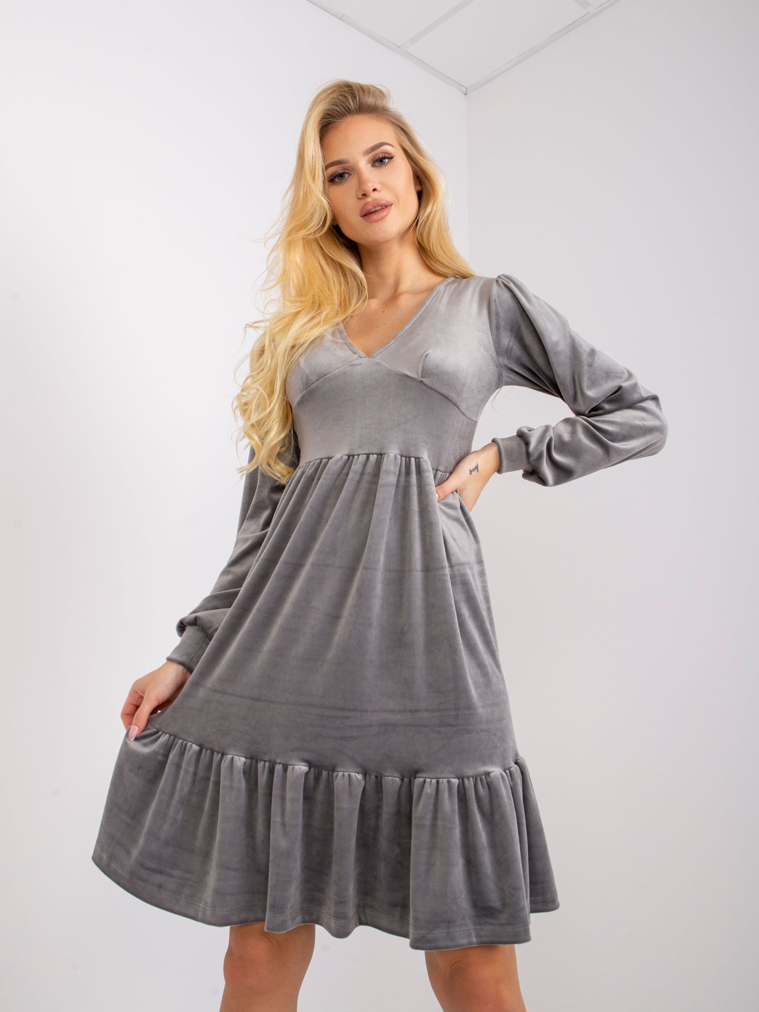 Svetlosivé zamatové šaty s volánom FA-SK-7530.84P-gray Veľkosť: ONE SIZE