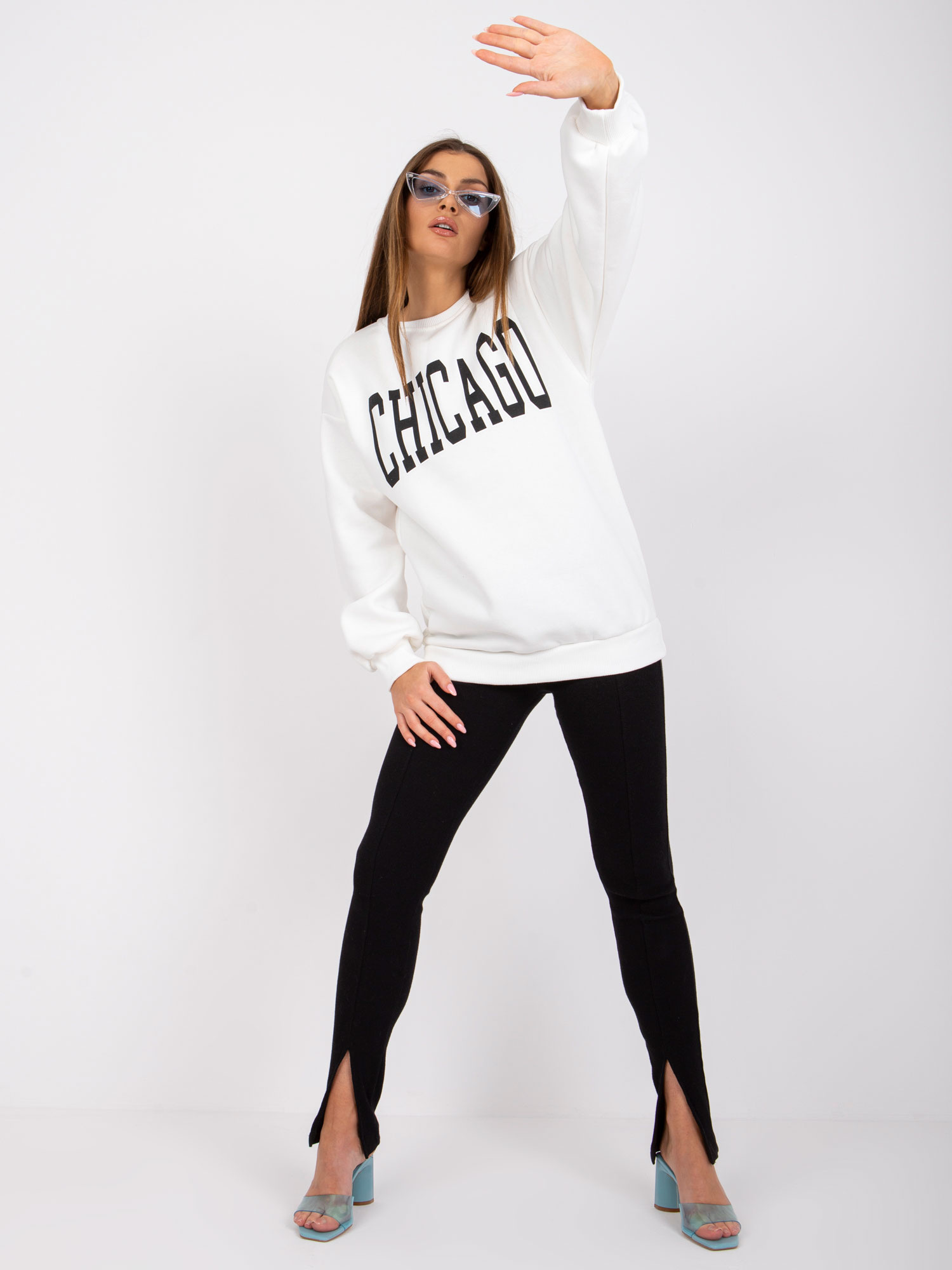 Biela mikina s nápisom Chicago EM-BL-617-C.29X-white Veľkosť: S/M