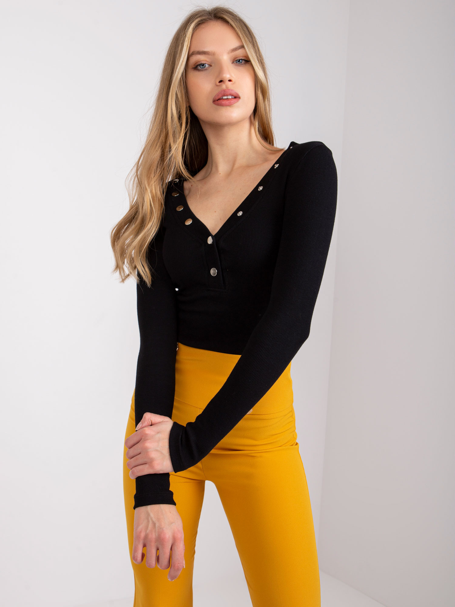 Čierne dámske tričko s výstrihom RV-BZ-7439.18-black Veľkosť: S