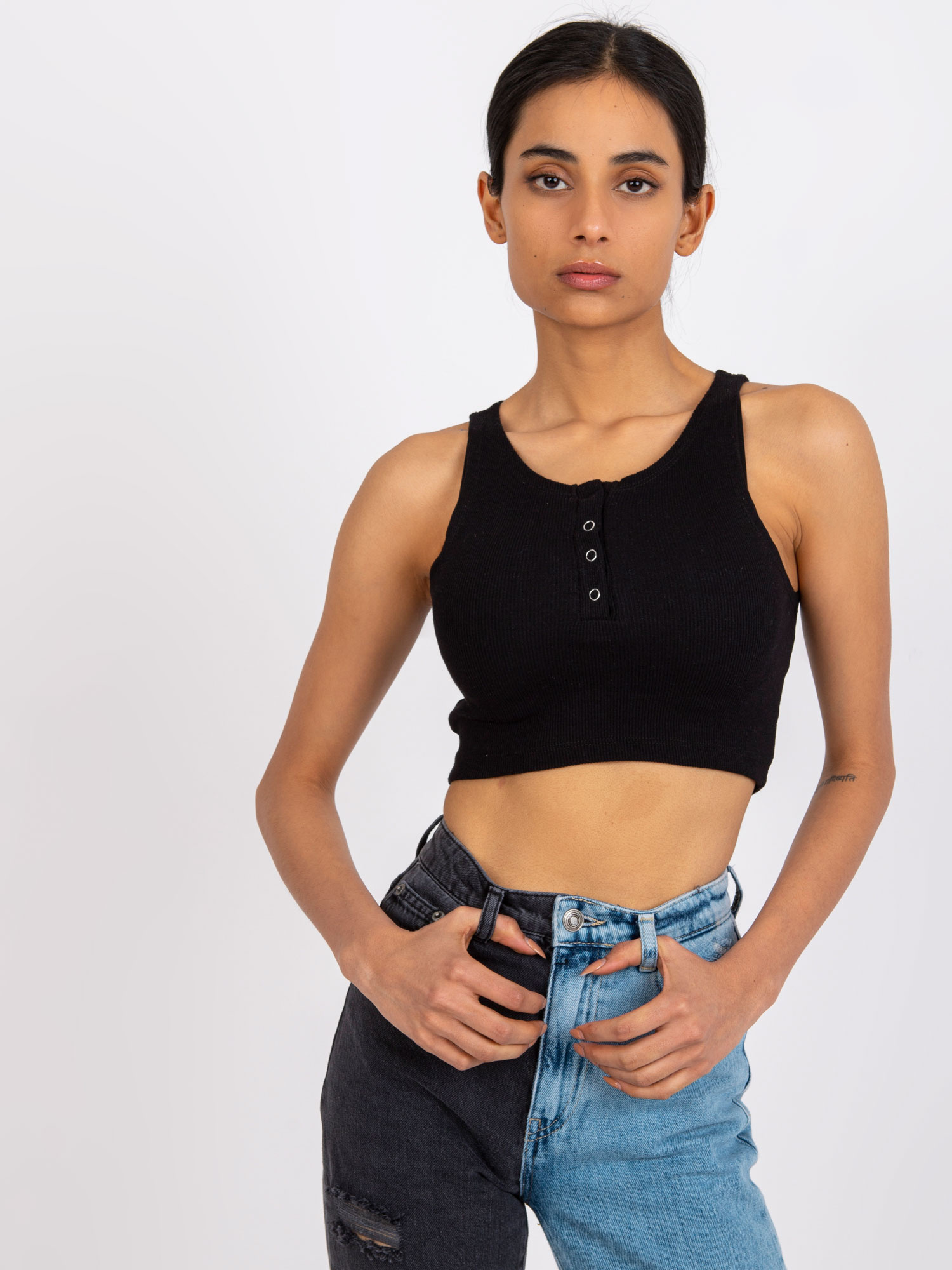 Čierny crop top s gombíkmi Riley -RV-TP-7528.11X-black Veľkosť: M