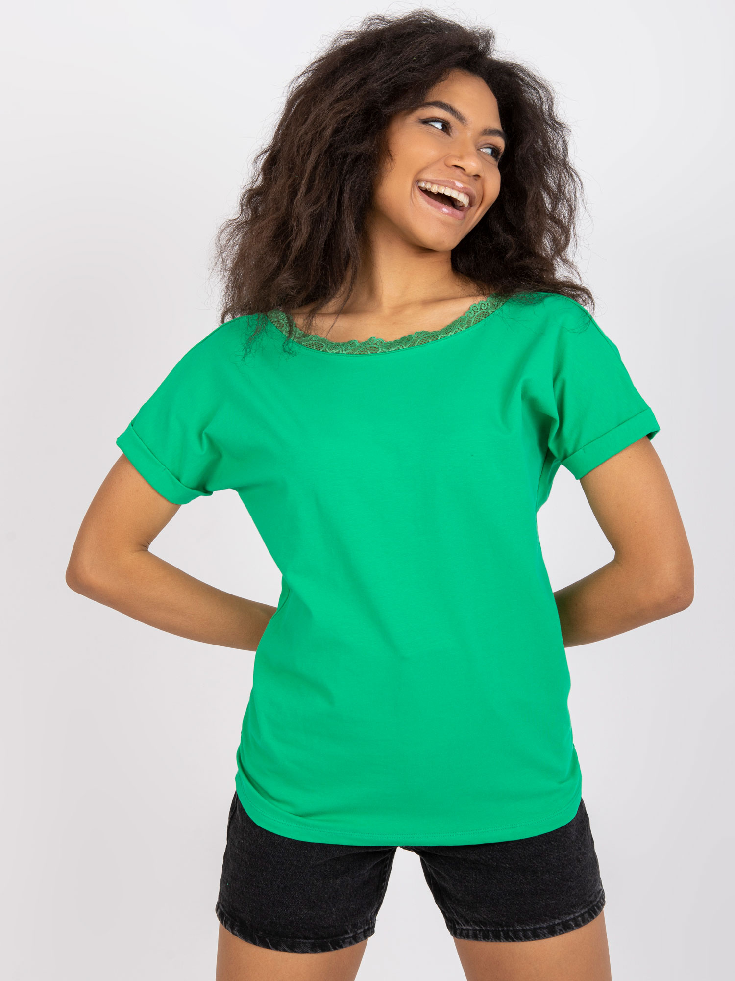 Zelené klasické tričko Salma zdobené čipkou -RV-BZ-7544.00-green Veľkosť: L