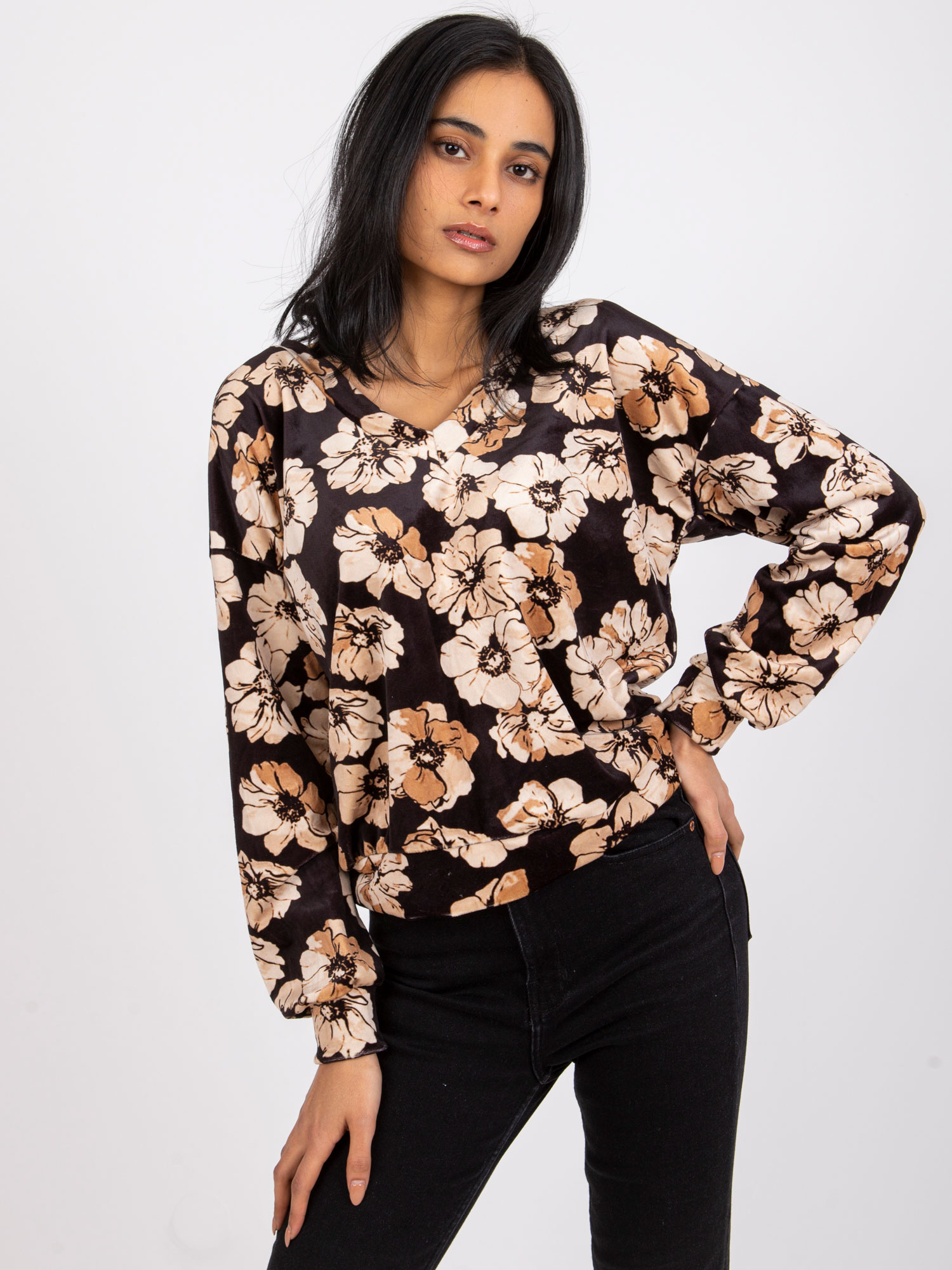 Čierno-béžová blúzka Aurora s kvetmi a retiazkou vzadu -DHJ-BZ-6550-1.29P-black.beige Veľkosť: ONE SIZE