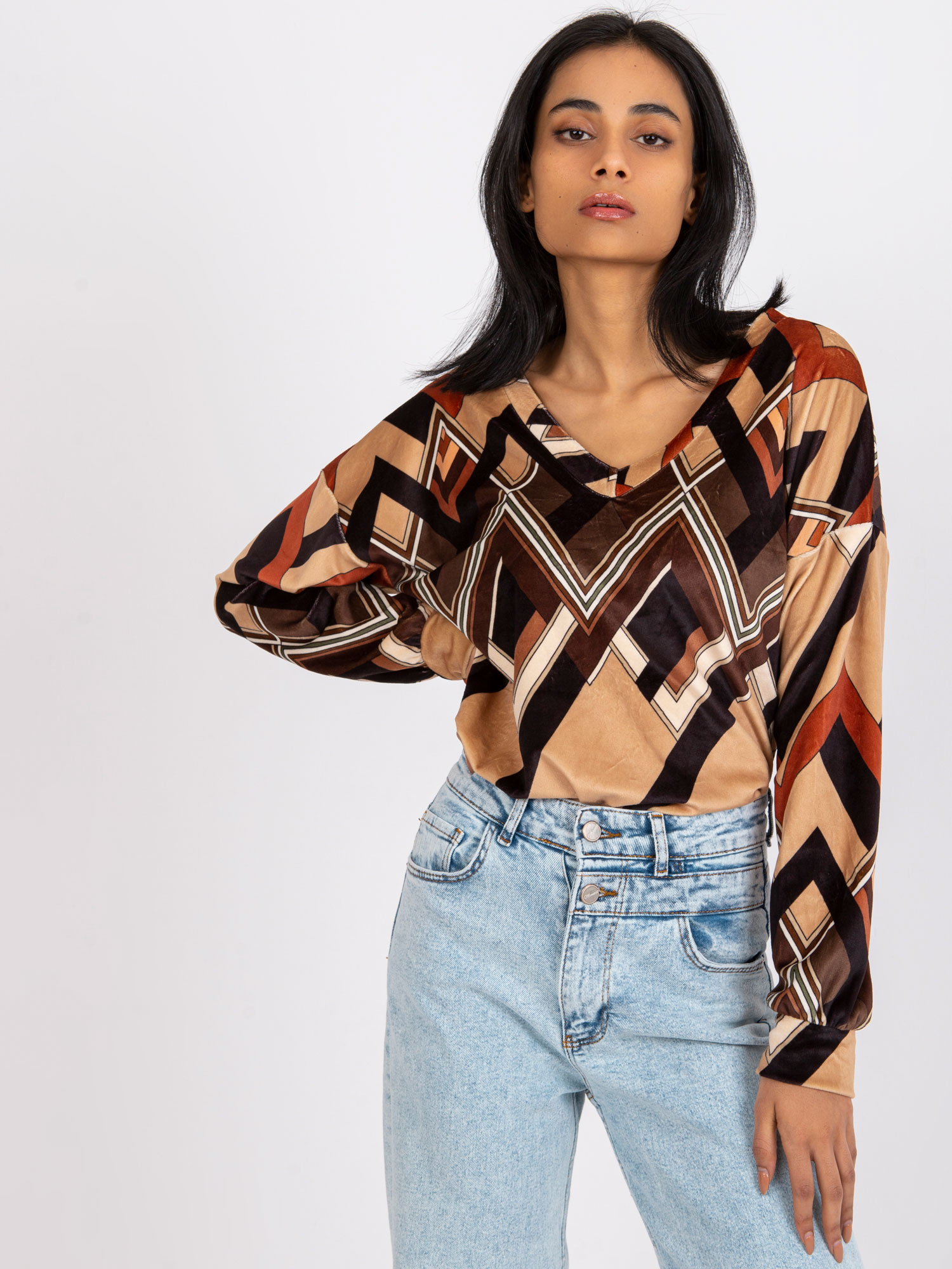 Hnedo-béžová vzorovaná blúzka Emma s retiazkou DHJ-BZ-6550-4.40-brown-beige Veľkosť: ONE SIZE
