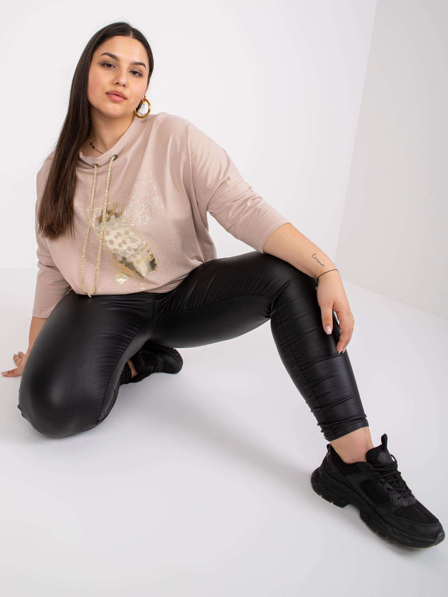 Svetlobéžová blúzka s lesklou zlatou potlačou -RV-BZ-7491.53-light beige Veľkosť: ONE SIZE