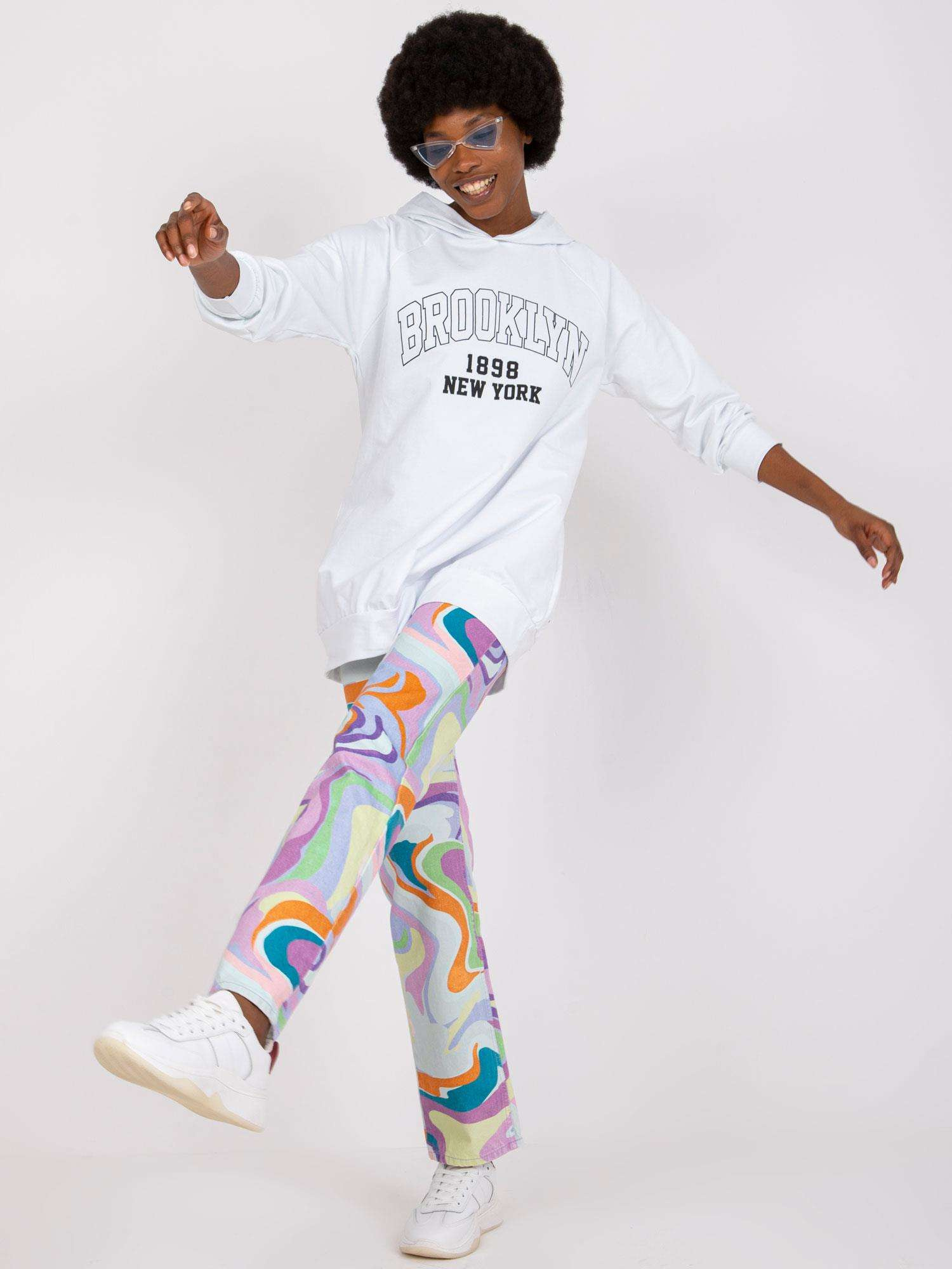 Biela mikina Roxane s kapucňou a nápisom "Brooklyn" -DHJ-BL-15658.35-white Veľkosť: ONE SIZE