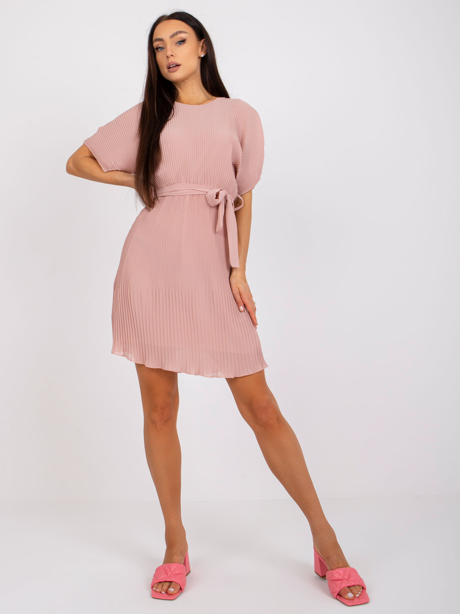 Púdrové elegantné plisované šaty Matylda s mašľou v páse -DHJ-SK-9651-1.20-powder pink Veľkosť: ONE SIZE