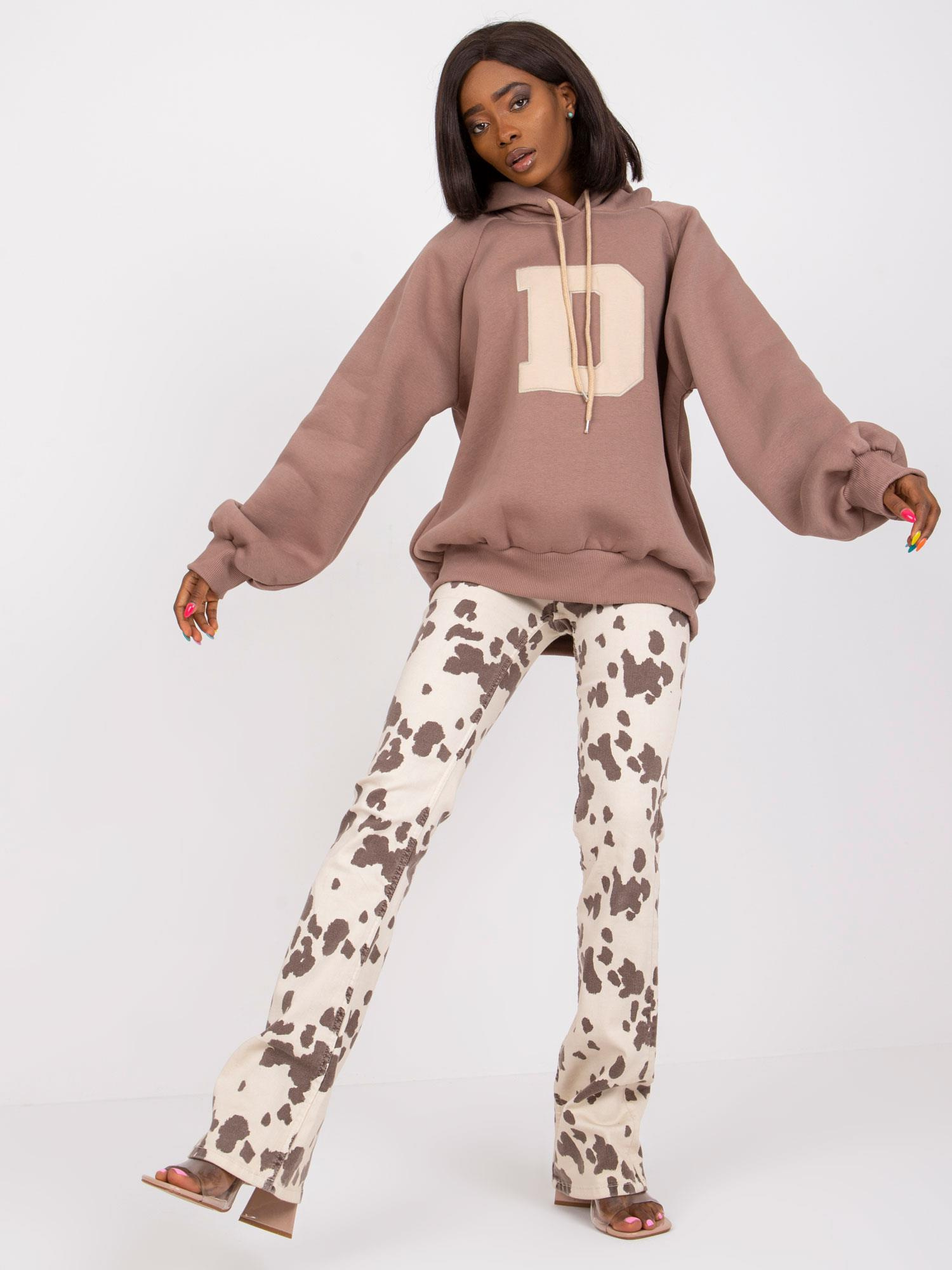 Hnedá mikina Valeria s kapucňou a písmenom "D" -EM-BL-651/D.29X-brown Veľkosť: ONE SIZE