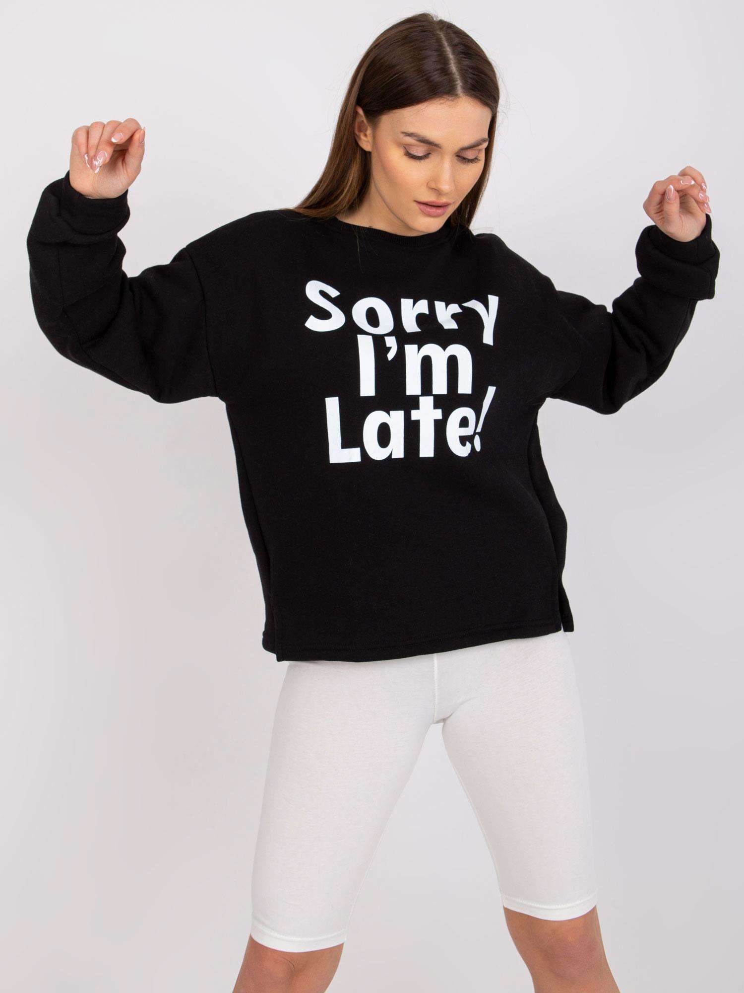 ČIERNA MIKINA FRANCISCO S NÁPISOM "SORRY I´M LATE" -EM-BL-U624.99-BLACK Veľkosť: ONE SIZE