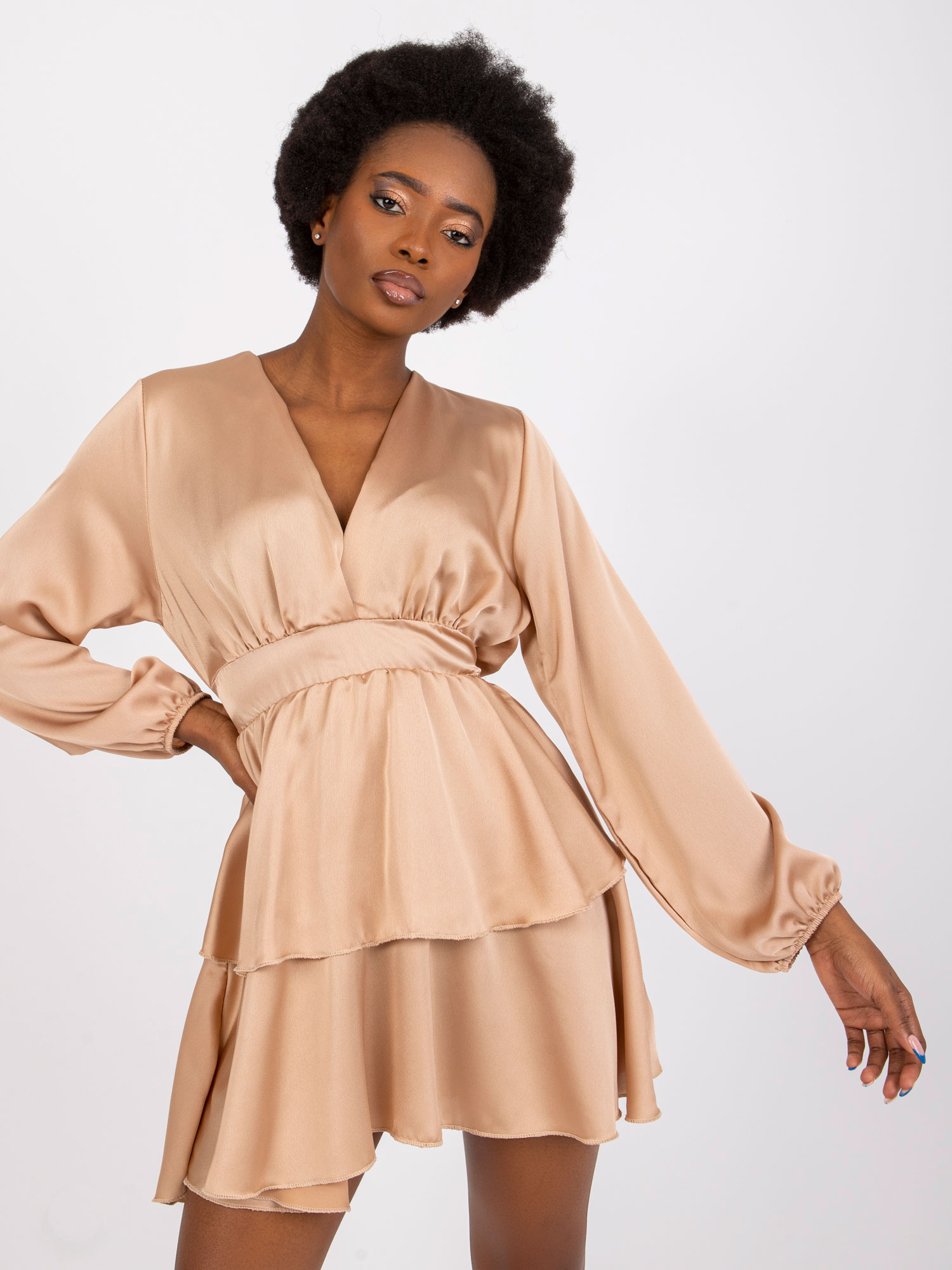 Béžové šaty Rimini s dlhým rukávom a volánmi DHJ-SK-15178.45P-beige Veľkosť: ONE SIZE