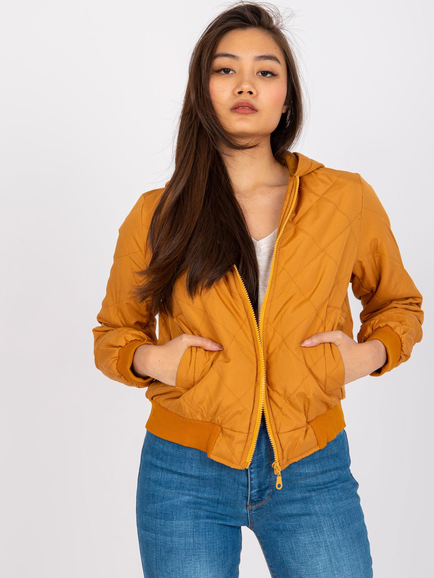 Horčicová kratšia prešívaná bunda Larah EM-KR-617.55-caramel brown Veľkosť: S