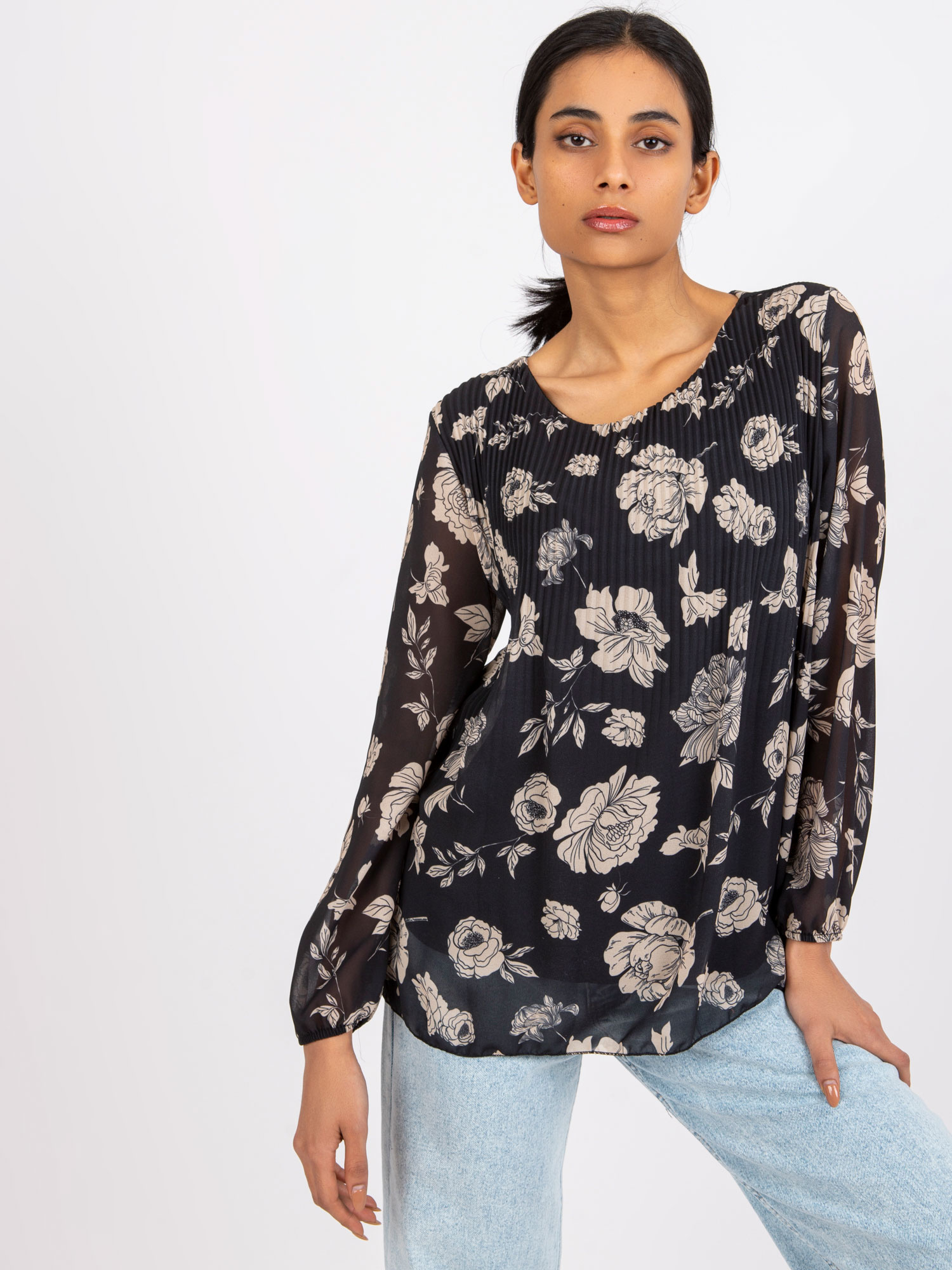 Čierno-béžová kvetinová plisovaná blúzka Liana -DHJ-BZ-8643-1.37P Veľkosť: ONE SIZE