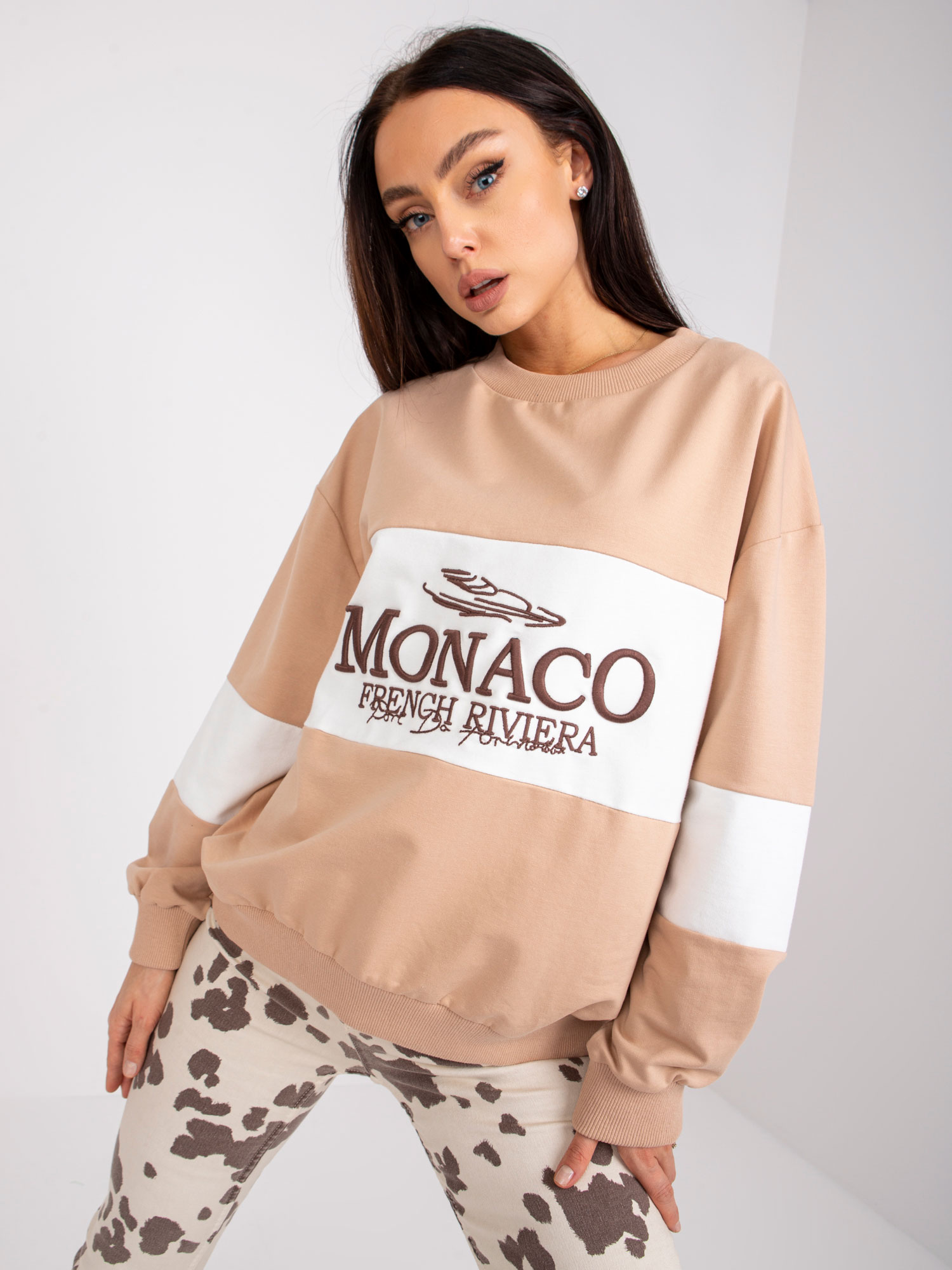 BÉŽOVÁ MIKINA BETHANY S VÝŠIVKOU "MONACO" -FA-BL-7629.19P-BEIGE Veľkosť: ONE SIZE