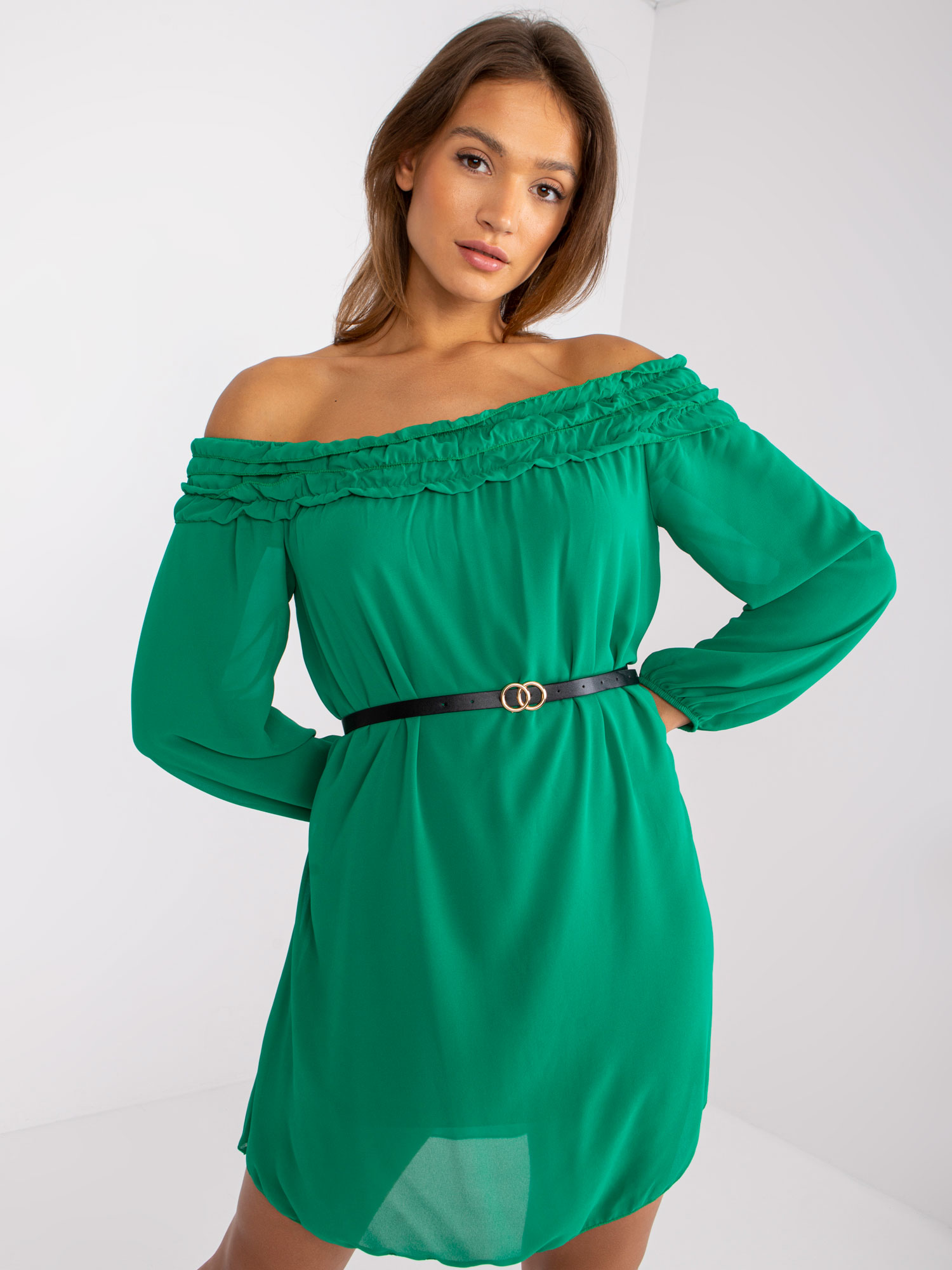 ZELENÉ ŠATY AMELINE S VOLÁNIKOVÝM VÝSTRIHOM "CARMEN" -DHJ-SK-6831.36-GREEN Veľkosť: ONE SIZE